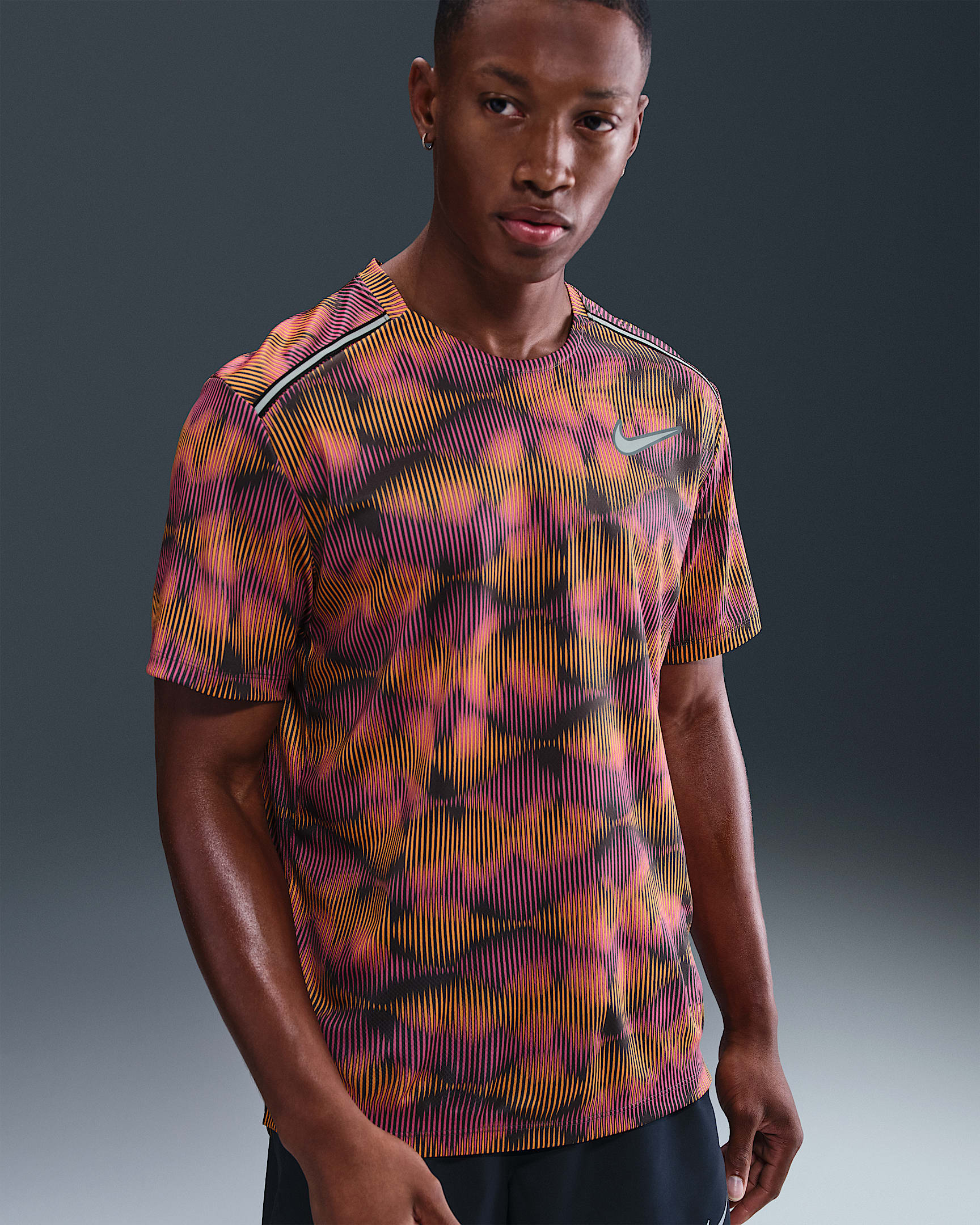 Nike Miler Kurzarm-Laufoberteil für Herren - Iron Grey/Sundial/Playful Pink/Metallic Silver