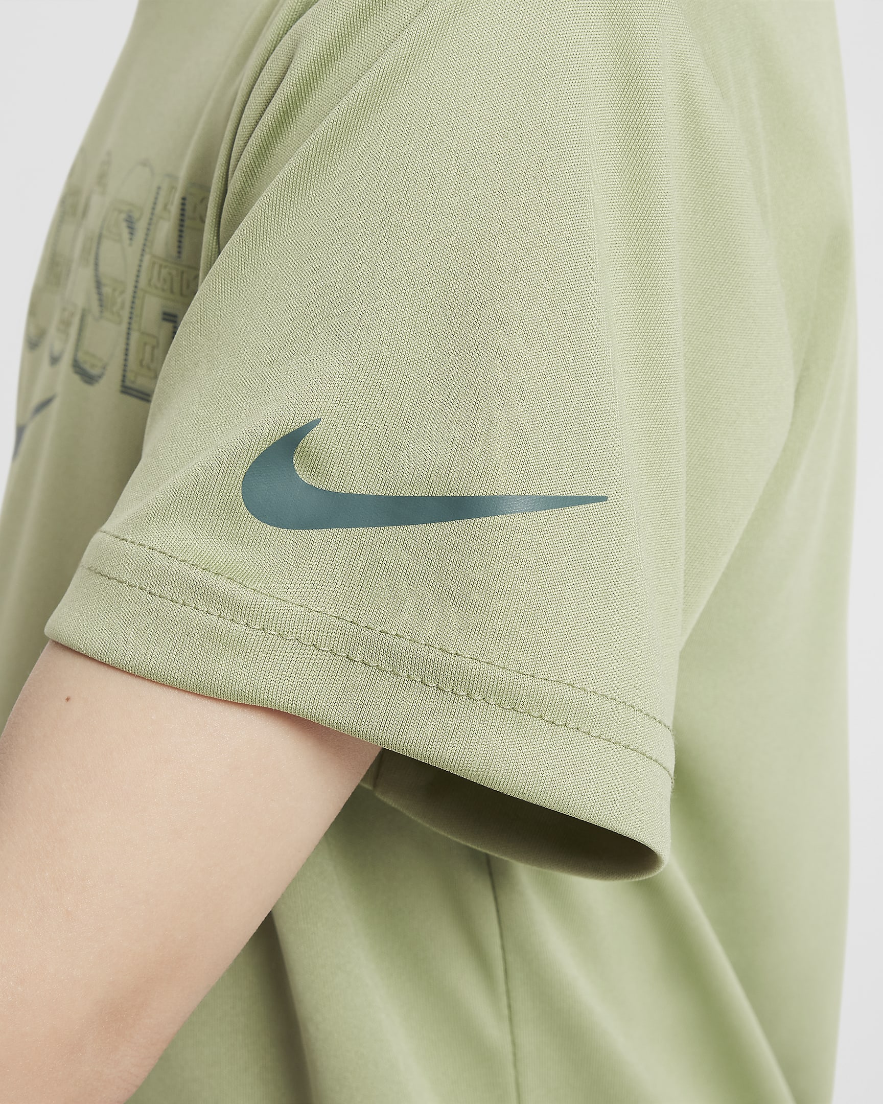 Playera Swoosh para niños talla pequeña Nike Dri-FIT "Just Do It" - Verde aceite