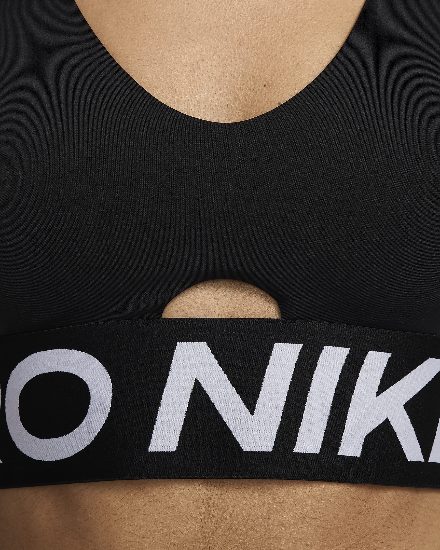 Nike Pro Indy Plunge sports-BH med innlegg og middels støtte til dame - Svart/Hvit/Hvit