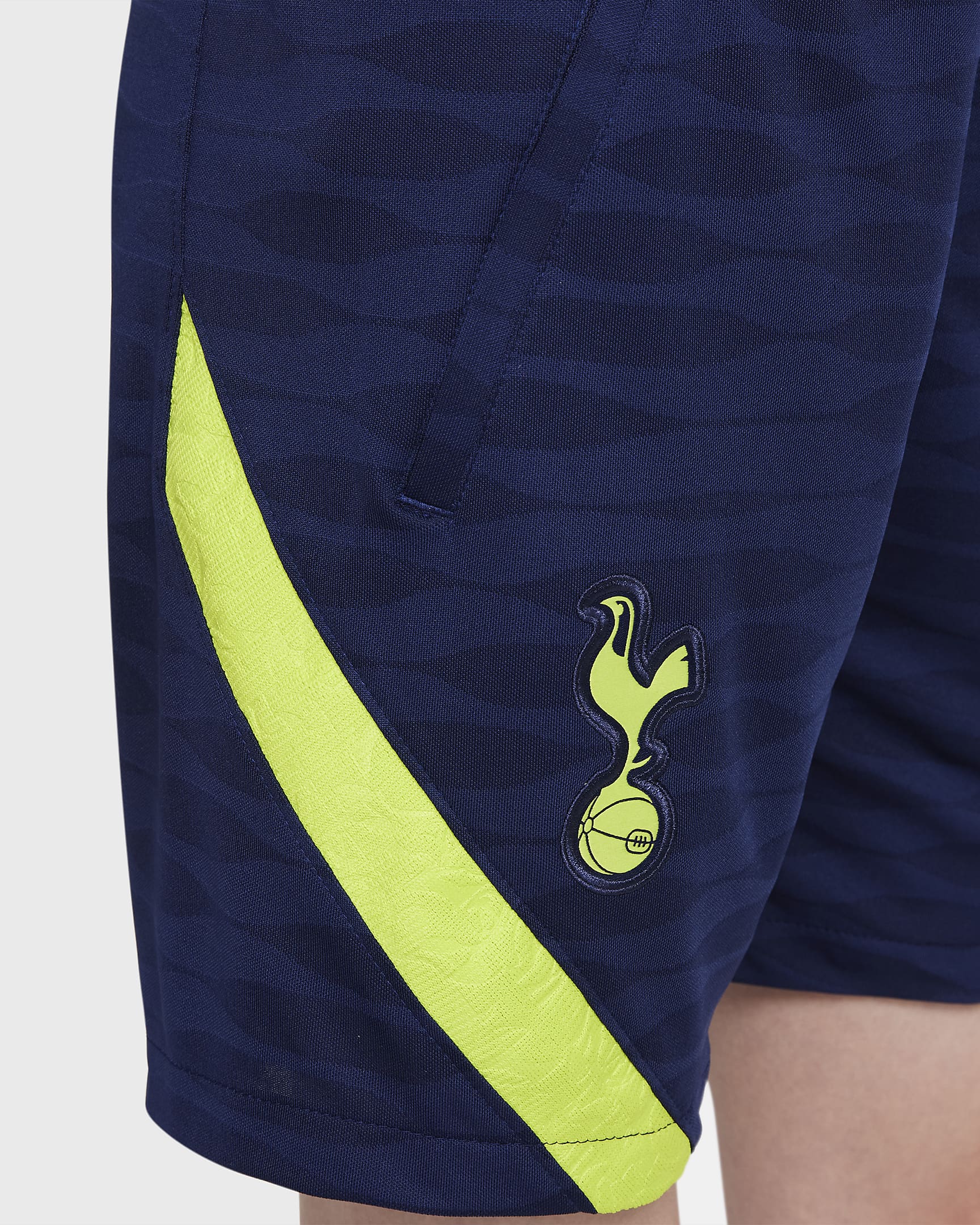 Tottenham Hotspur Strike Older Kids' Football Shorts. Nike SK