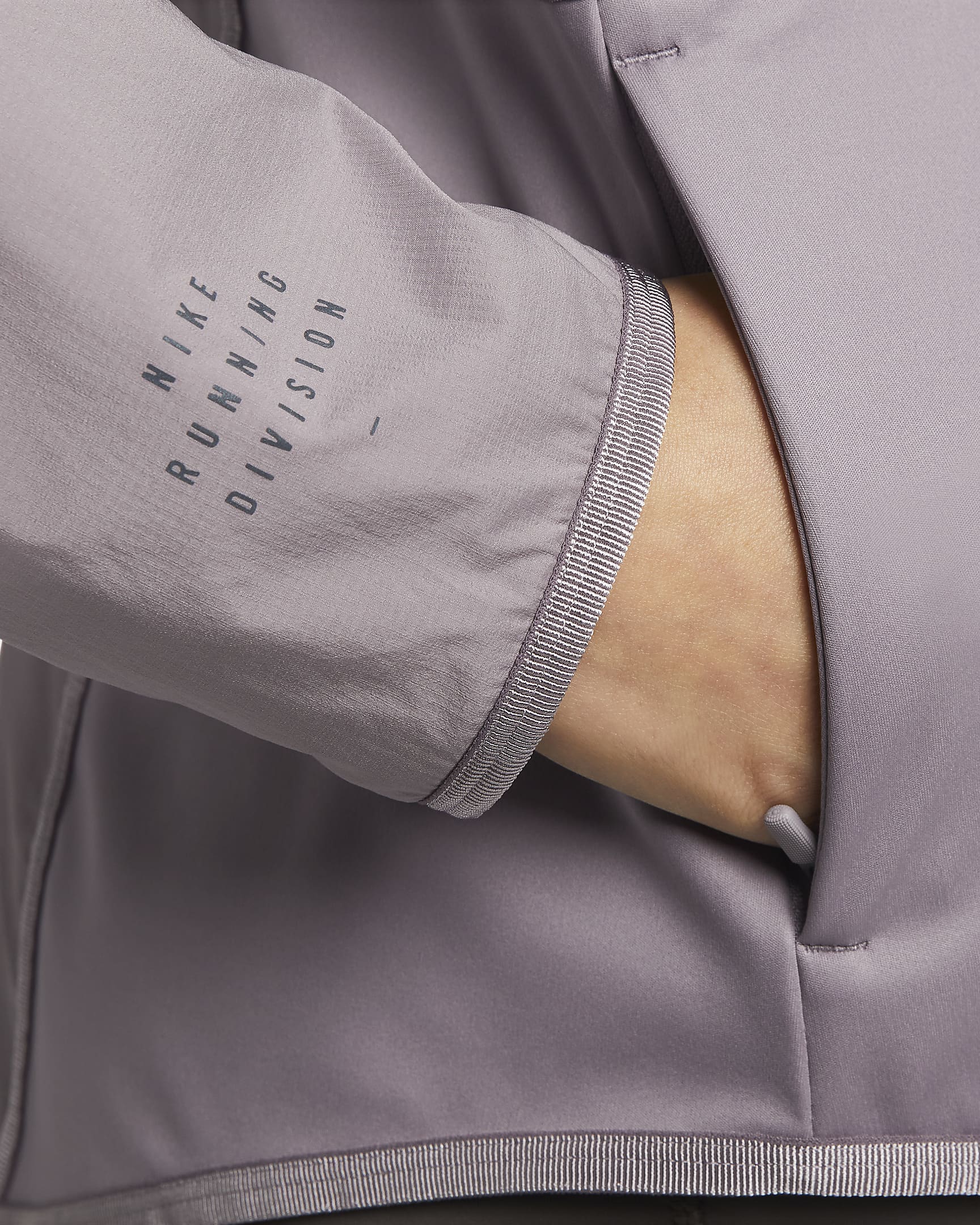 Nike StormFIT Run Division Women's Running Jacket. Nike IL