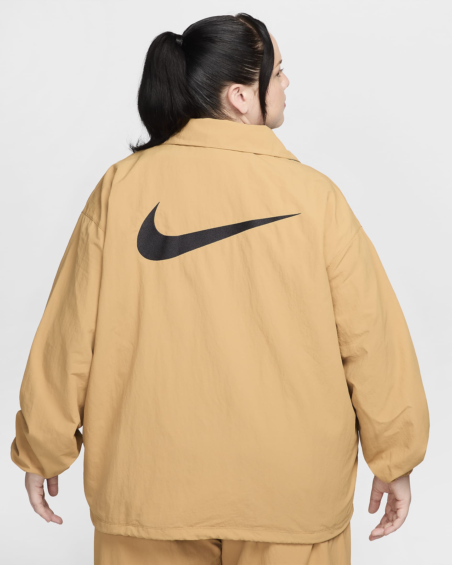 Nike Sportswear Essential Women's Oversized UV Woven Coaches' Jacket (Plus Size) - Flax/Black