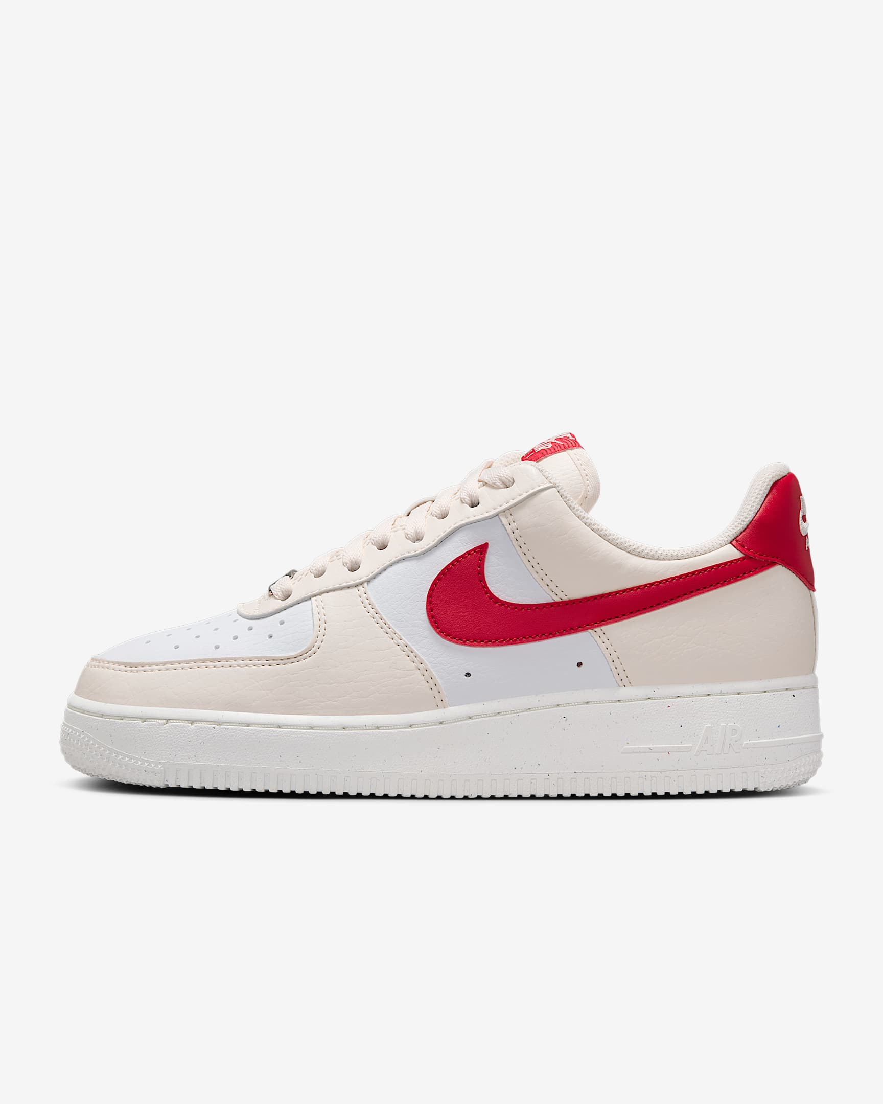 Tenis para mujer Nike Air Force 1 '07 Next Nature - Marfil pálido/Blanco/Vela/Rojo universitario