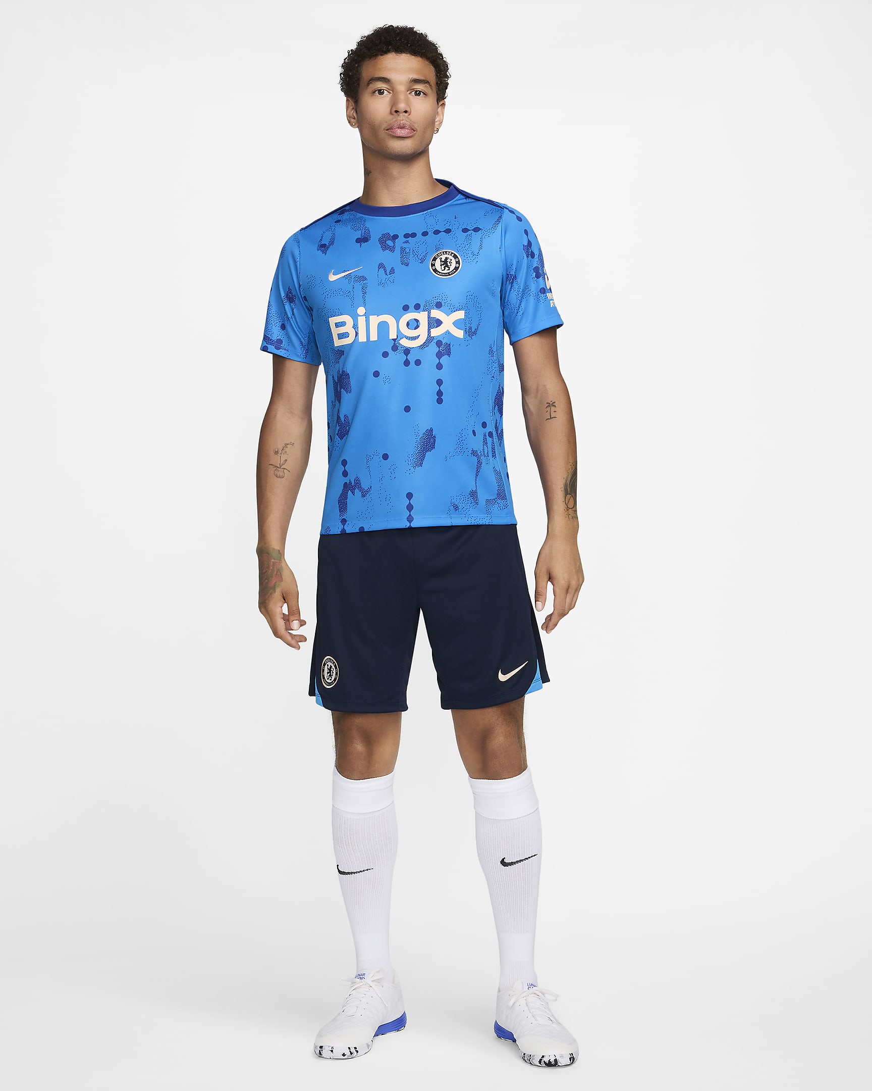 Kortærmet Chelsea FC Academy Pro Nike Dri-FIT-opvarmningstrøje til fodbold til mænd - Light Photo Blue/Rush Blue/Guava Ice