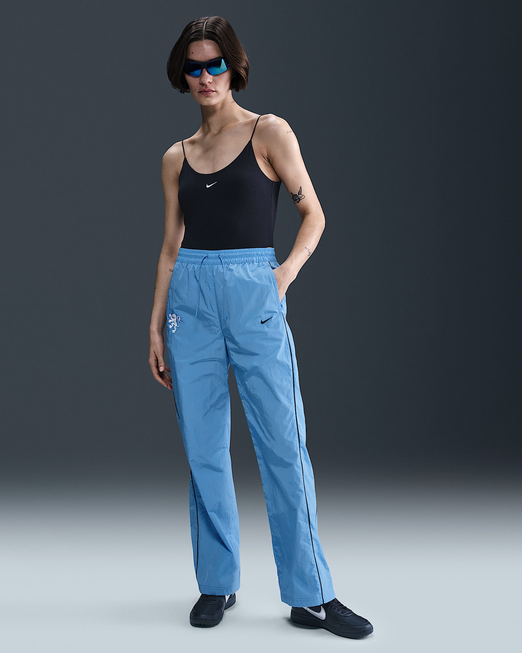 Pantaloni Nike Football in tessuto a vita alta Olanda Windrunner – Donna - Blue Beyond/Nero/Nero