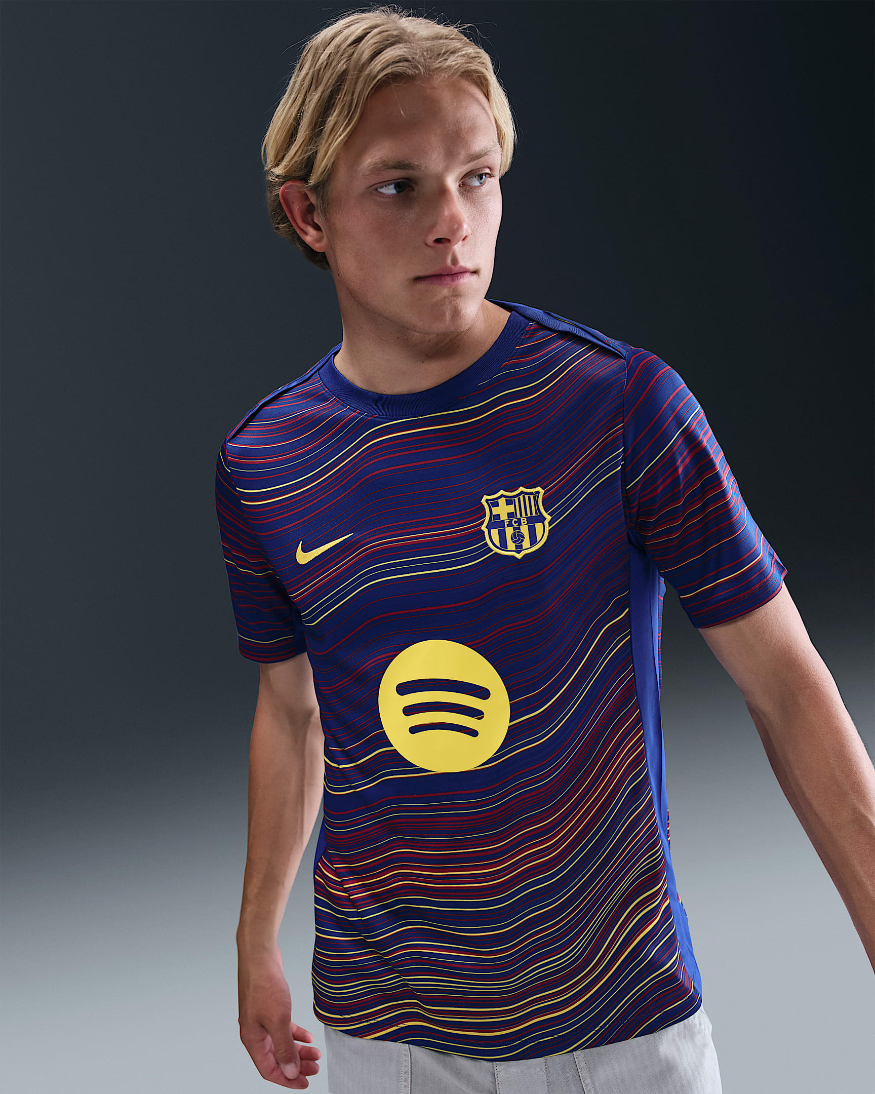 FC バルセロナ アカデミー プロ ホーム メンズ ナイキ Dri-FIT サッカー プレマッチ ショートスリーブ トップ - ディープロイヤルブルー/ディープロイヤルブルー/ノーブルレッド/ミッドウェストゴールド