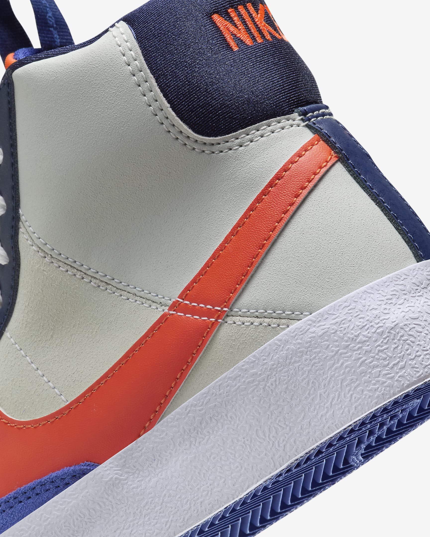 Nike Blazer 中筒 '77 SE 大童鞋款 - 白色/Light Silver/Midnight Navy/Team Orange