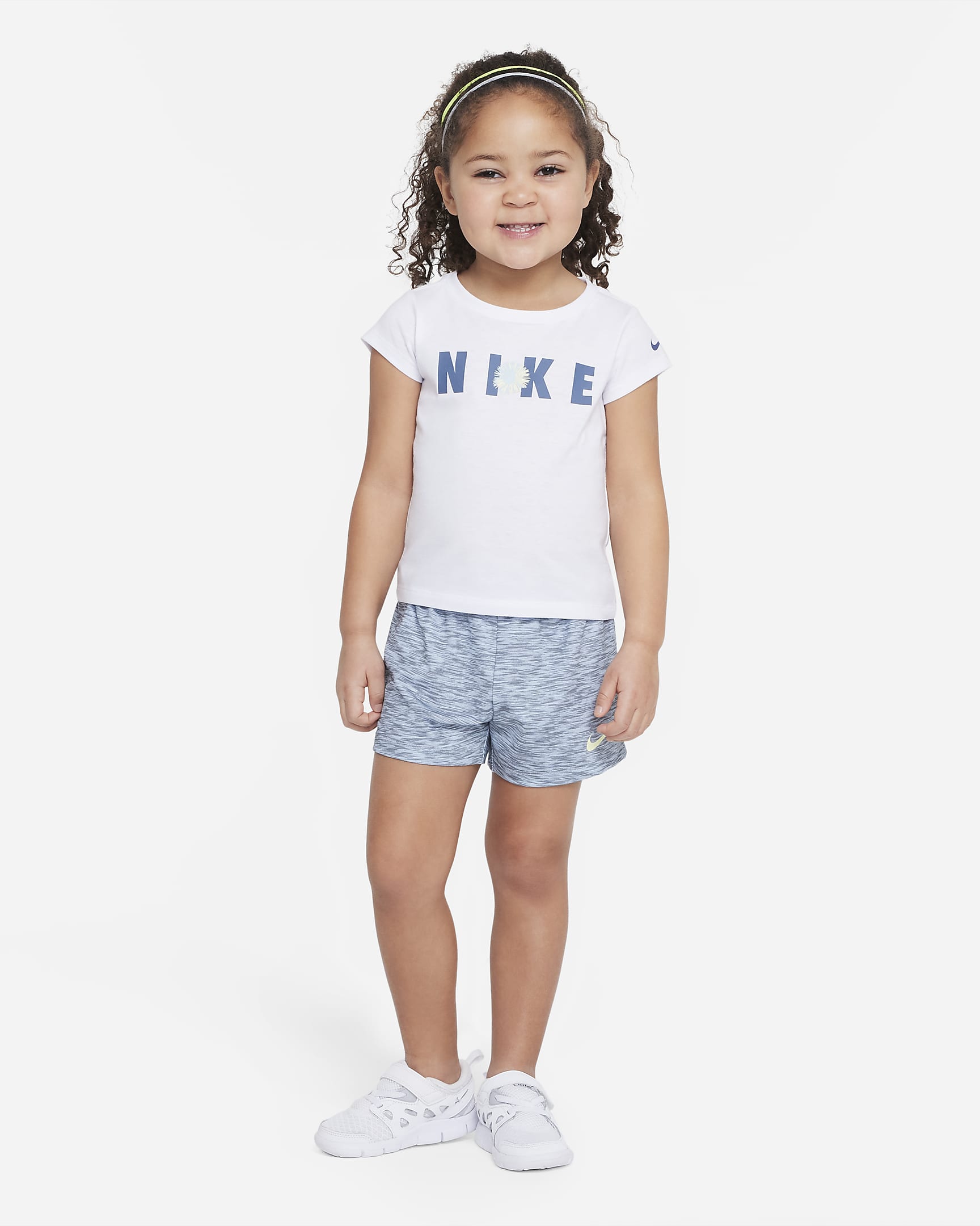 Conjunto infantil de playera y shorts Nike. Nike.com