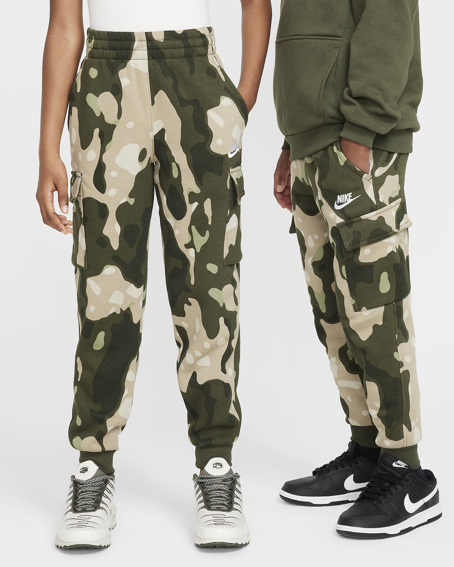 Nike Sportswear Club Fleece Older Kids' Camo Cargo Trousers - Cargo Khaki/White