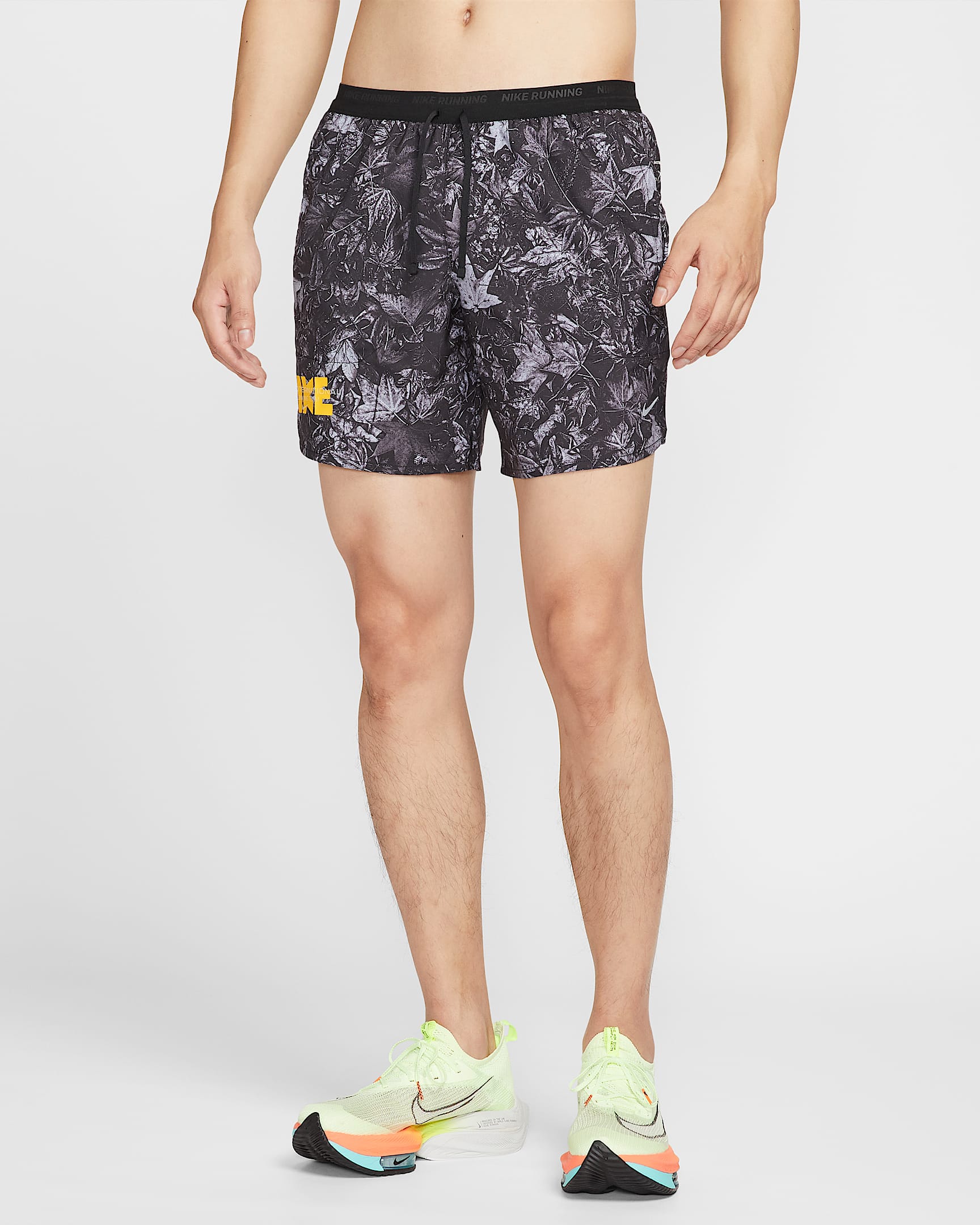 Nike Stride Men's Dri-FIT 18cm (approx) Brief-Lined Printed Running Shorts - Black/White/Light Smoke Grey