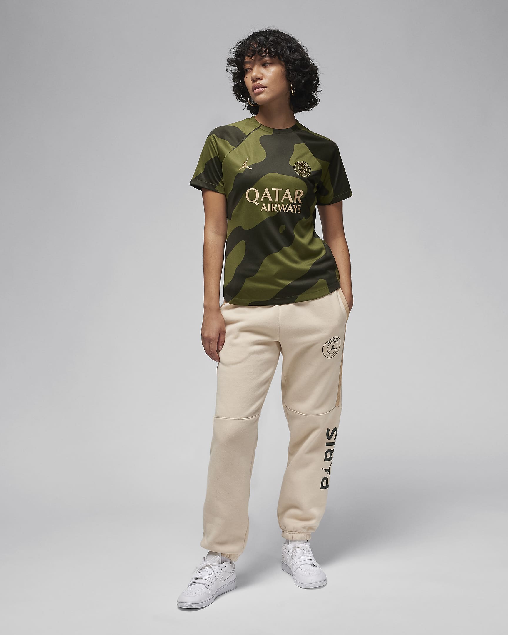 Dámské čtvrté předzápasové fotbalové tričko Jordan Dri-FIT Paris Saint-Germain Academy Pro - Rough Green/Sequoia/Dark Obsidian/Hemp