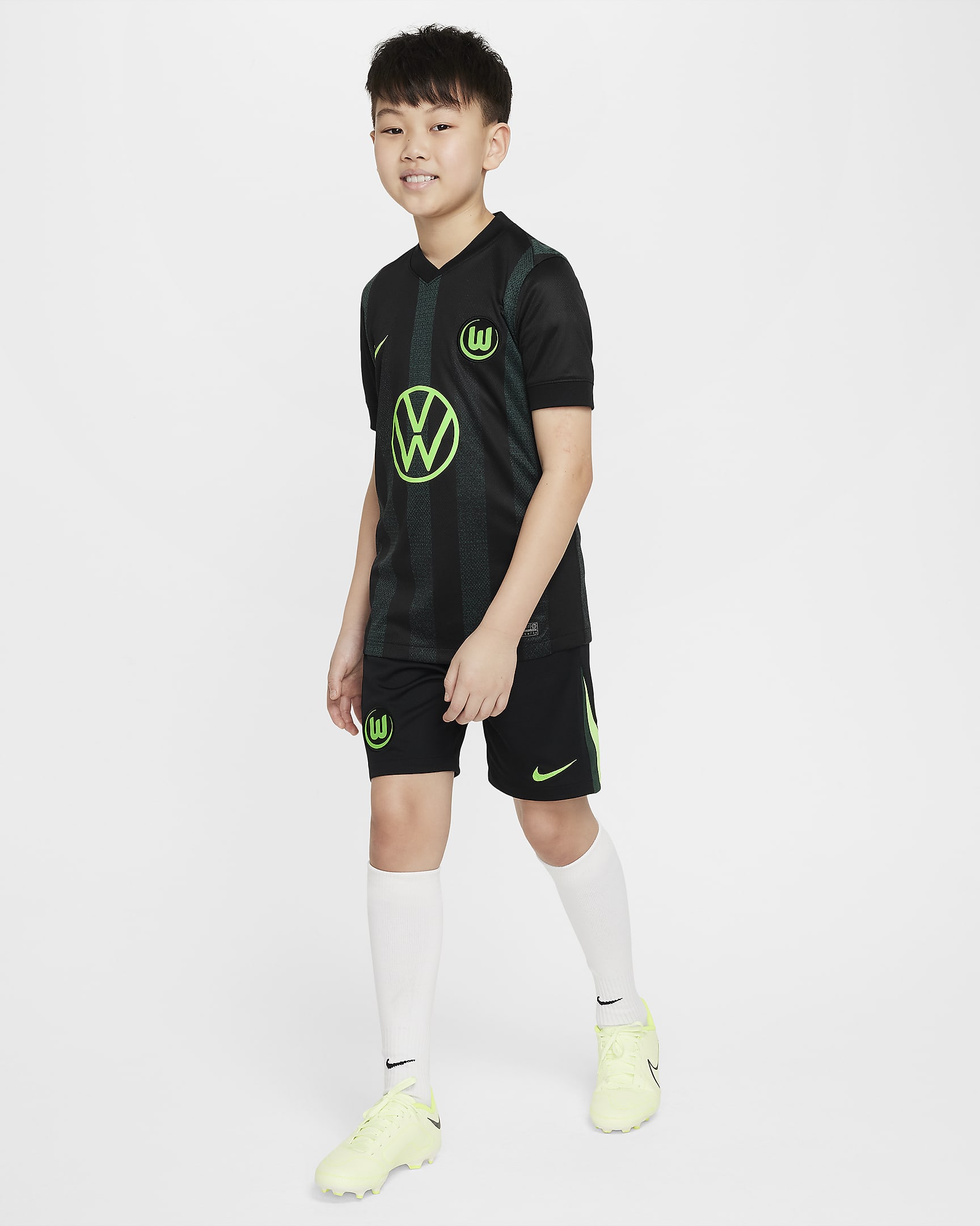 Primera y segunda equipación Stadium VfL Wolfsburgo 2024/25 Pantalón corto de fútbol de réplica Nike Dri-FIT - Niño/a - Negro/Pro Green/Sub Lime