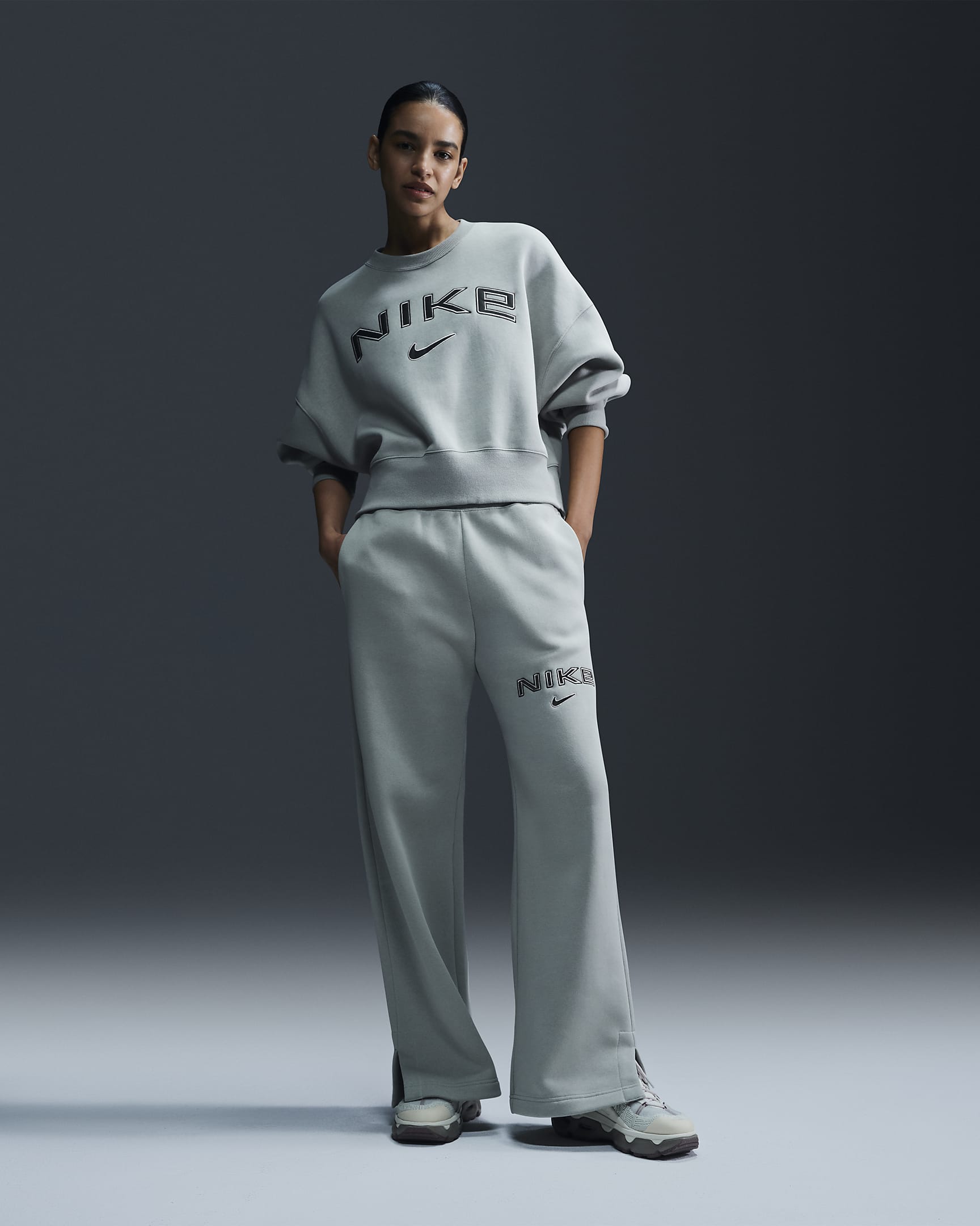 Nike Sportswear Phoenix Fleece Trainingshose mit Logo, hohem Taillenbund und weitem Bein (Damen) - Jade Horizon