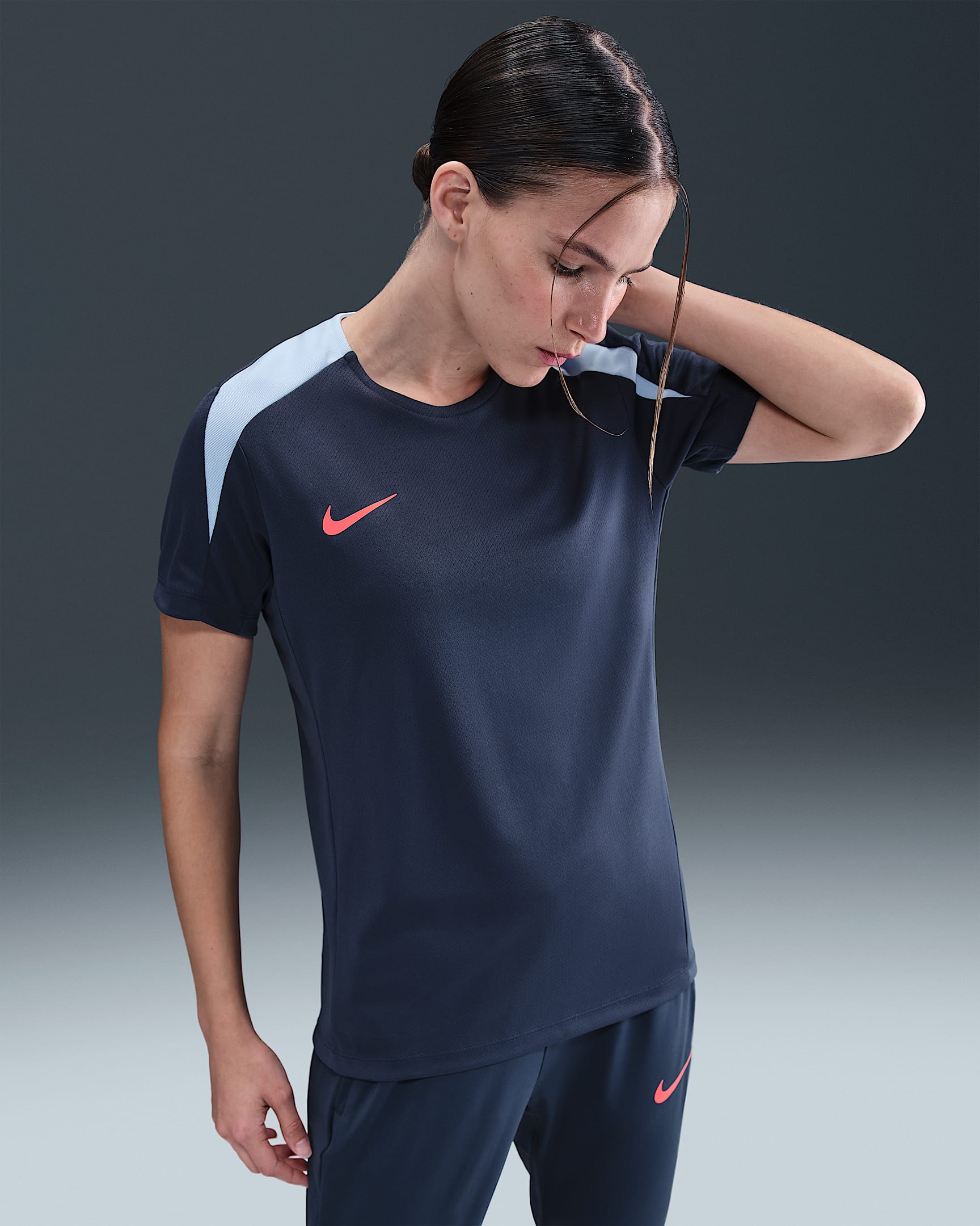 Playera de fútbol de manga corta Dri-FIT para mujer Nike Strike - Trueno azul/Tinte royal/Carmesí brillante