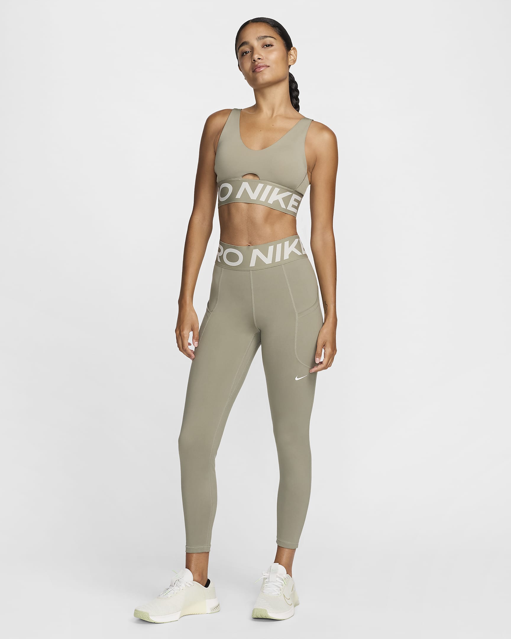 Dámská sportovní podprsenka Nike Pro Indy Plunge s vycpávkami a střední oporou - Light Army/Light Orewood Brown/Bílá