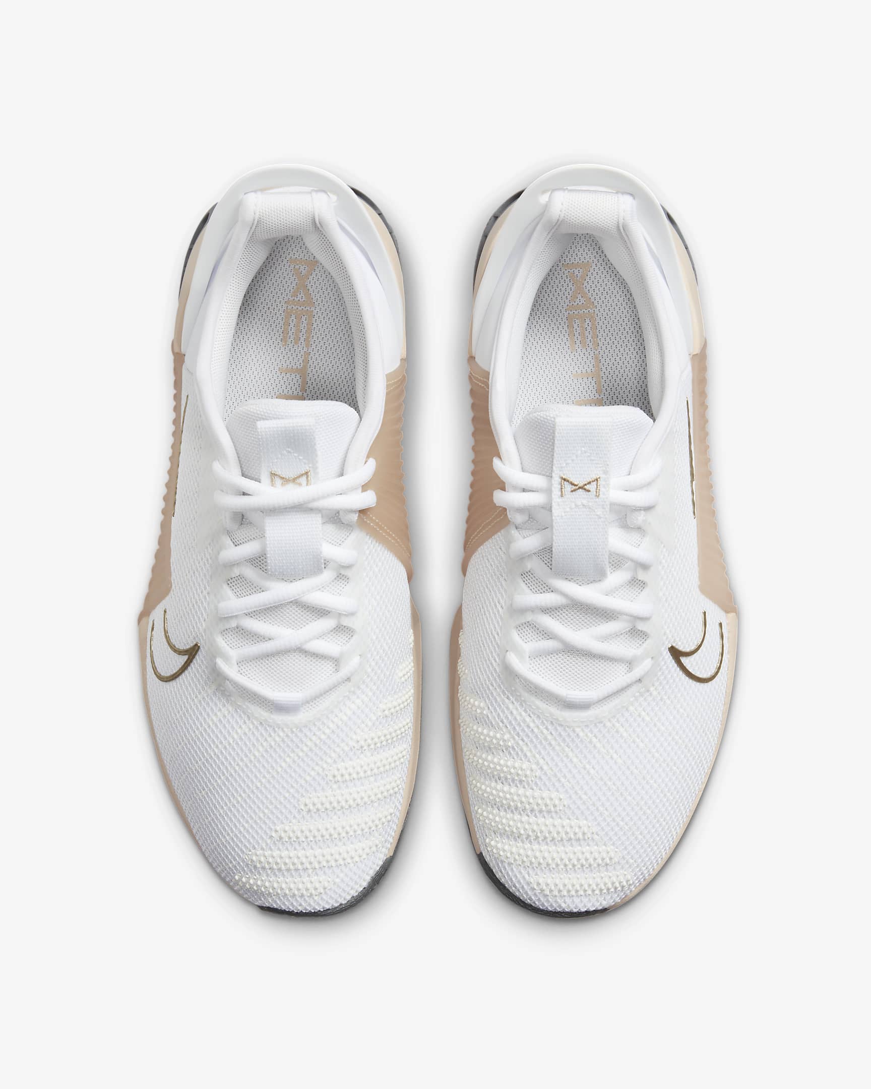 Chaussure d'entraînement Nike Metcon 9 EasyOn pour femme - Blanc/Metallic Gold Grain/Sanddrift/Blanc