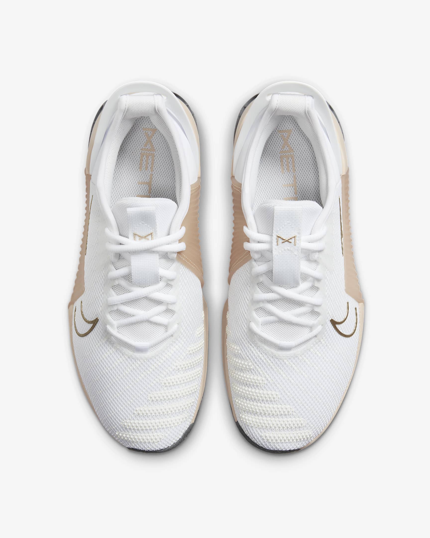 Tenis de entrenamiento para mujer Nike Metcon 9 EasyOn - Blanco/Oro metalizado con textura/Duna/Blanco