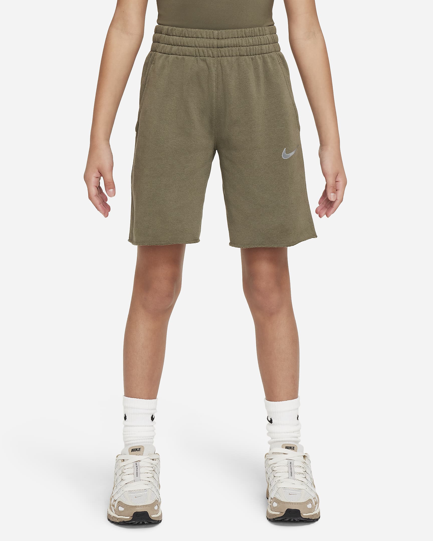 กางเกงขาสั้นผ้าฟลีซ Dri-FIT เด็กโต Nike Sportswear (หญิง) - Medium Olive