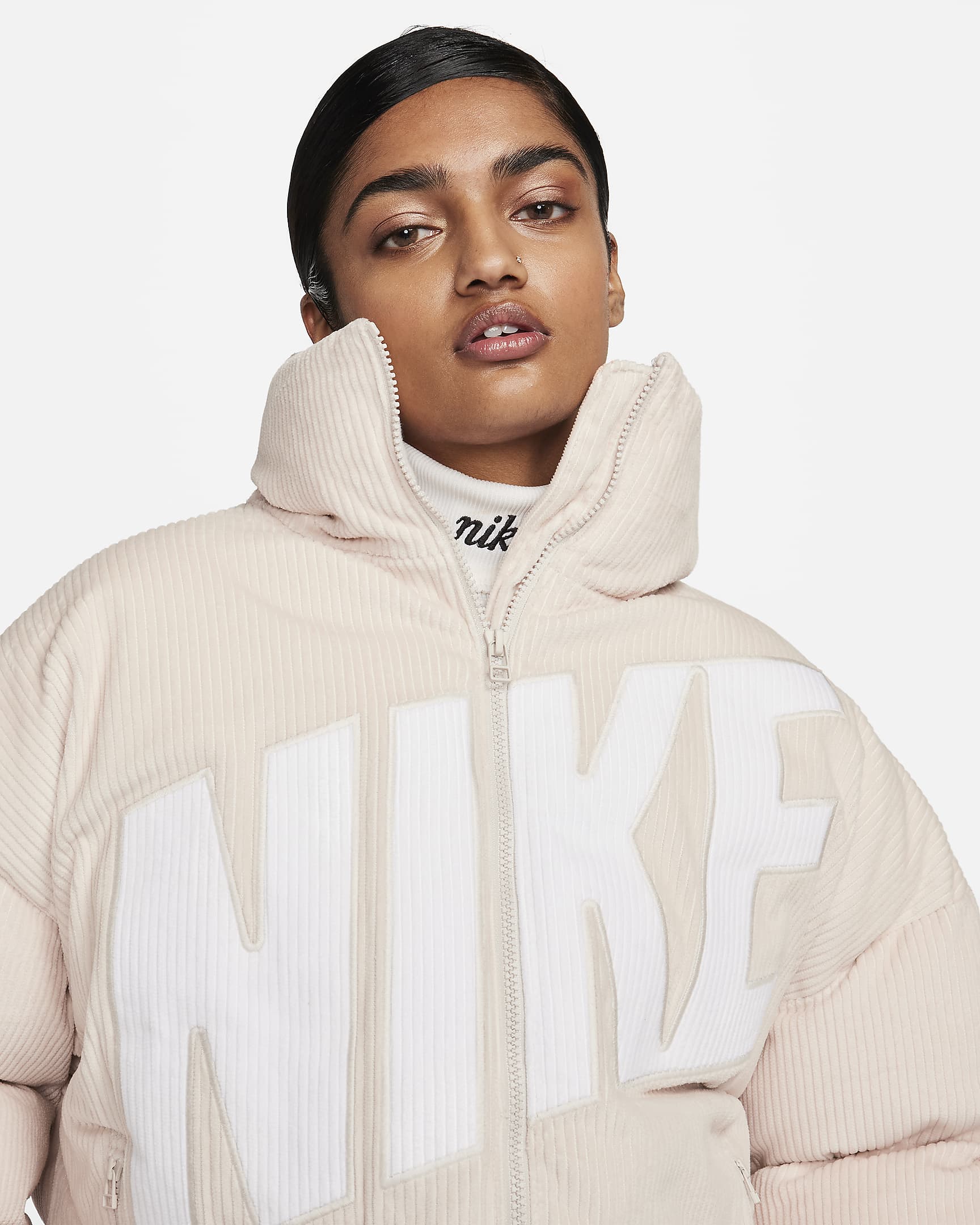 Nike Sportswear Essential Chaqueta acolchada de pana con ajuste oversize Therma-FIT - Mujer - Light Orewood Brown/Blanco