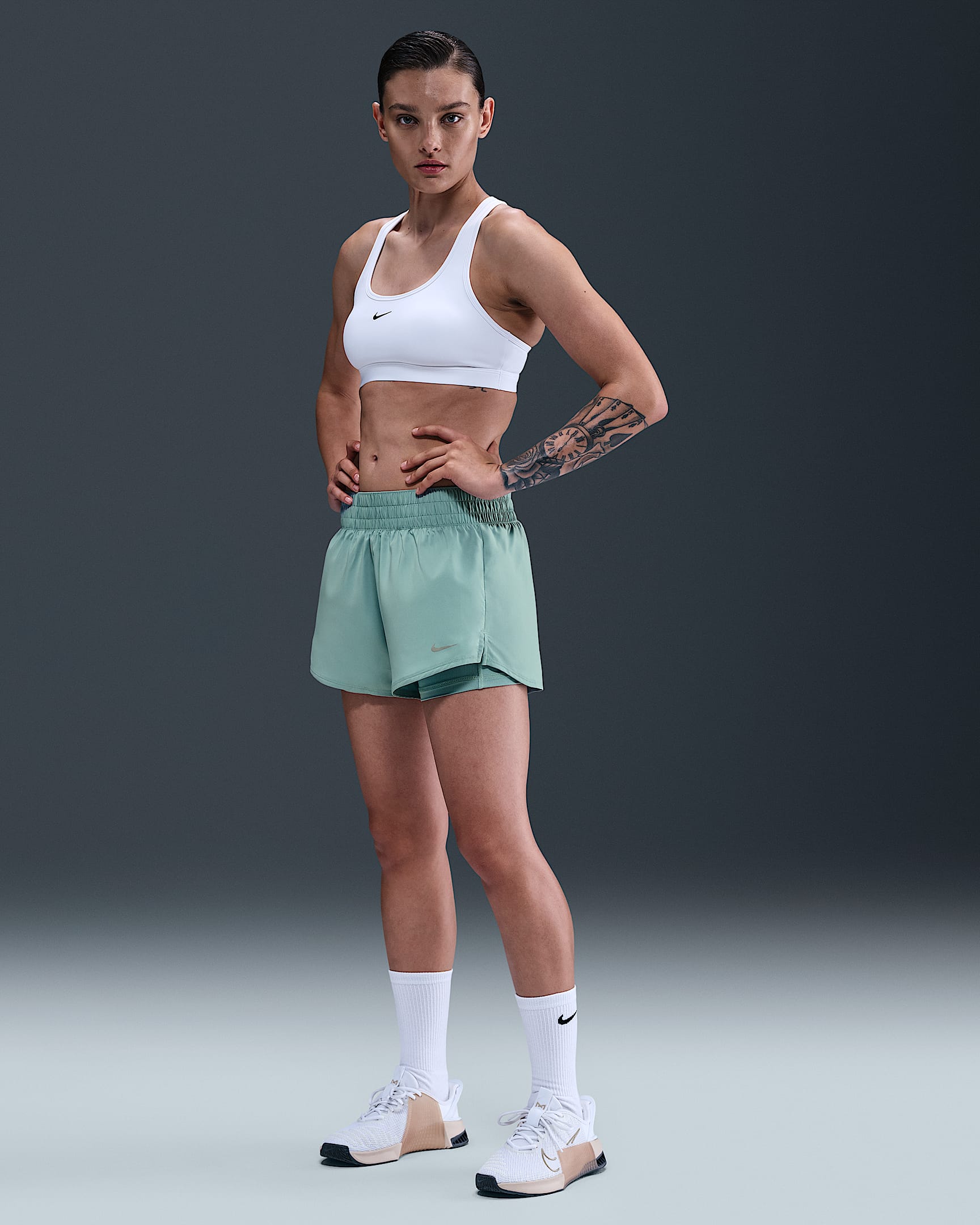 Shorts Dri-FIT 2 en 1 de tiro medio de 8 cm para mujer Nike One - Cañón/Blanco
