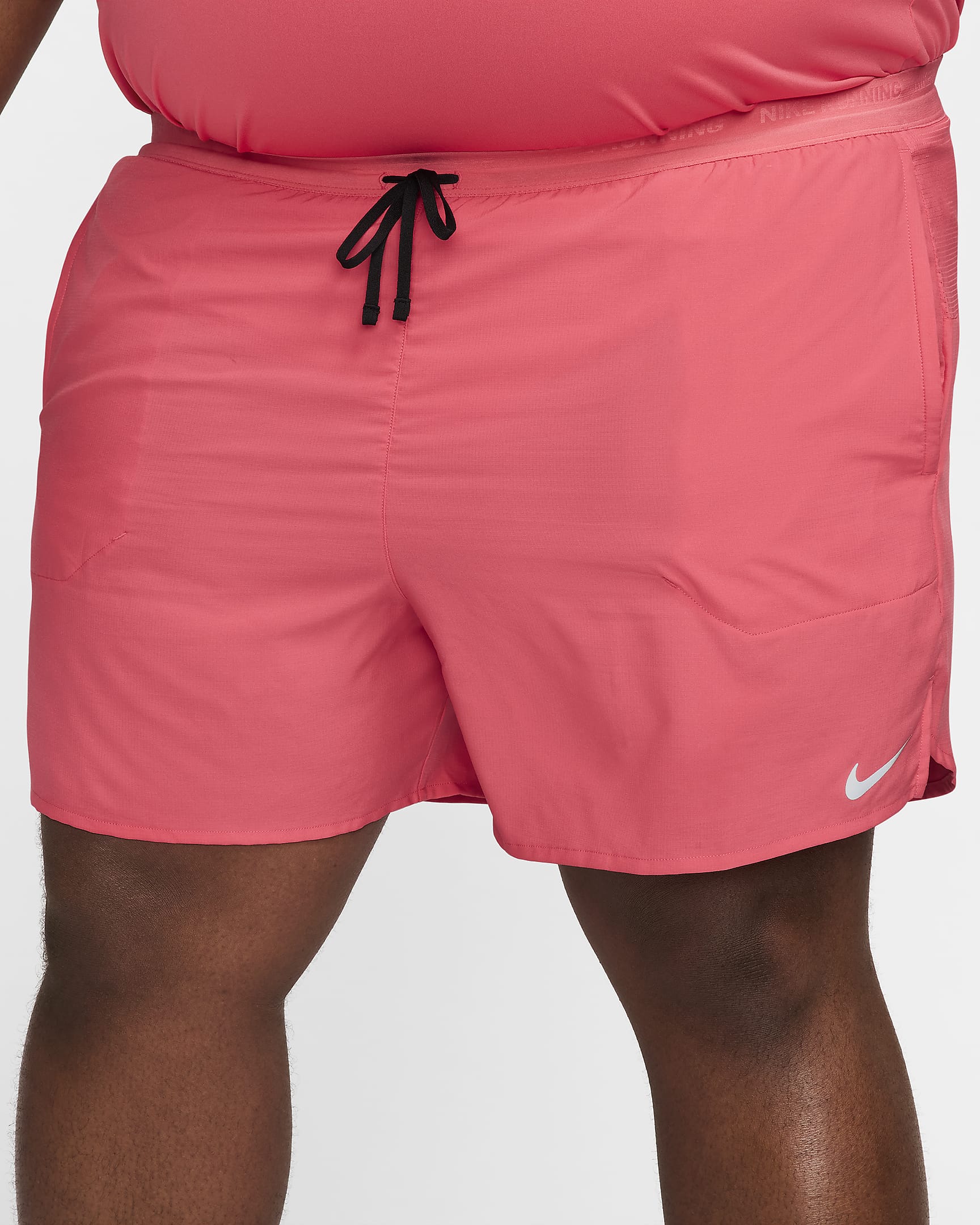 Shorts de correr Dri-FIT de 13 cm con forro de ropa interior para hombre Nike Stride - Rosa margarita/Negro