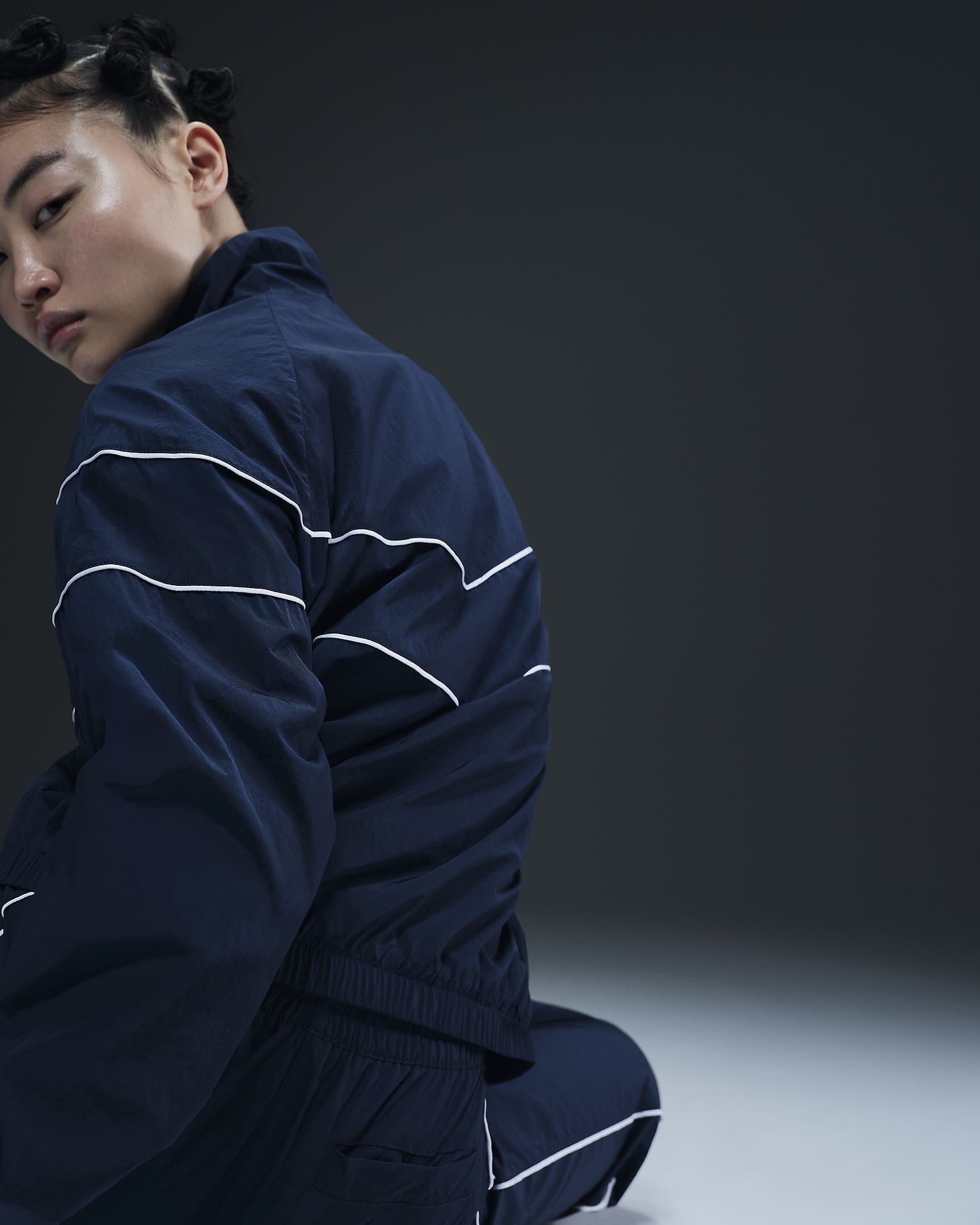 Ledig jacka Nike Windrunner i vävt material med UV-skydd och hel dragkedja för kvinnor - Armory Navy/Vit