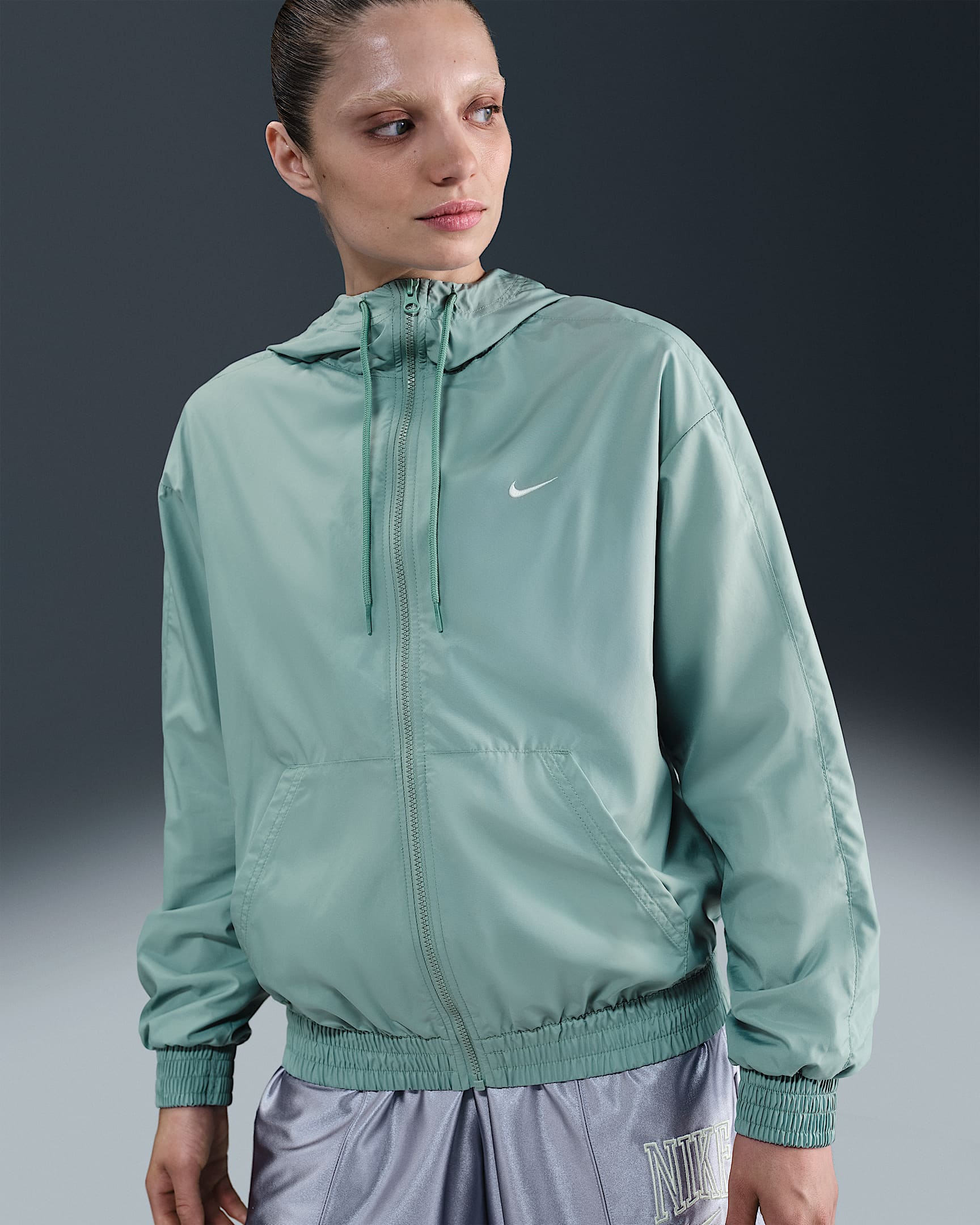Chamarra con gorro de ajuste holgado para mujer UV Nike Sportswear Classic Wovens - Cañón/Vela
