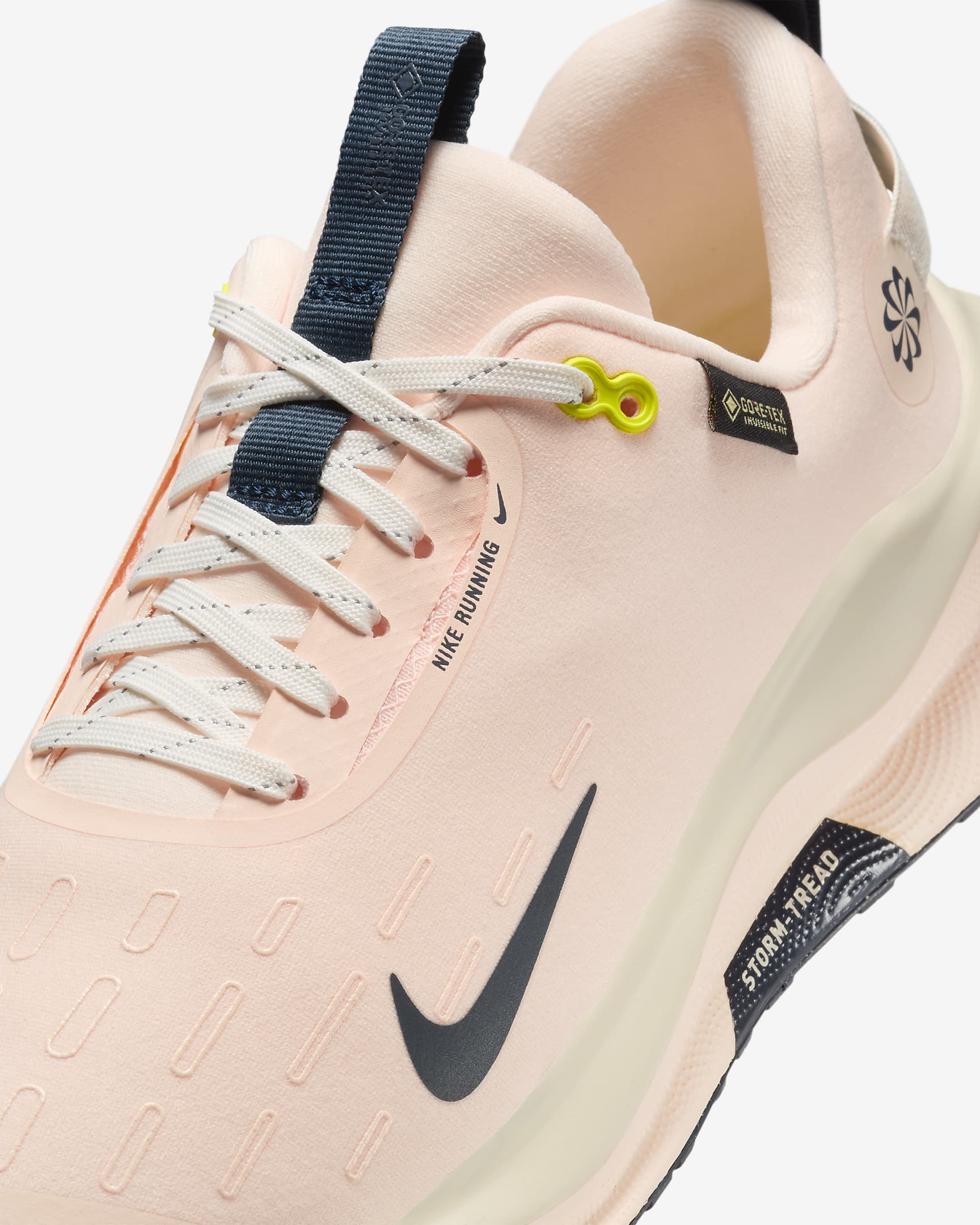 Vattentät löparsko för hårt underlag Nike InfinityRN 4 GORE-TEX för kvinnor - Crimson Tint/Cyber/Pale Ivory/Armory Navy