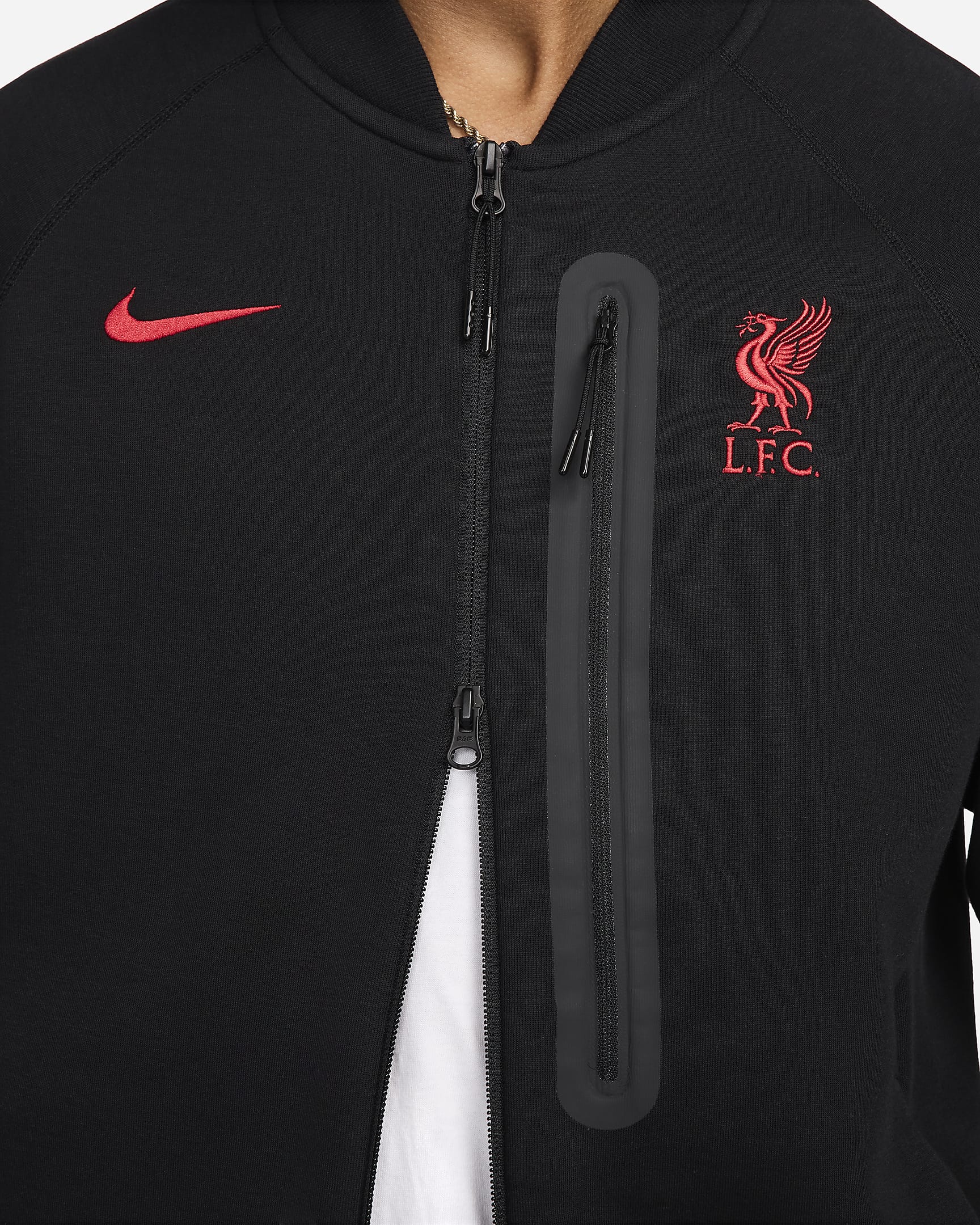 Liverpool FC Tech Fleece Nike Soccer férfikabát - Fekete/Fekete/Gym Red