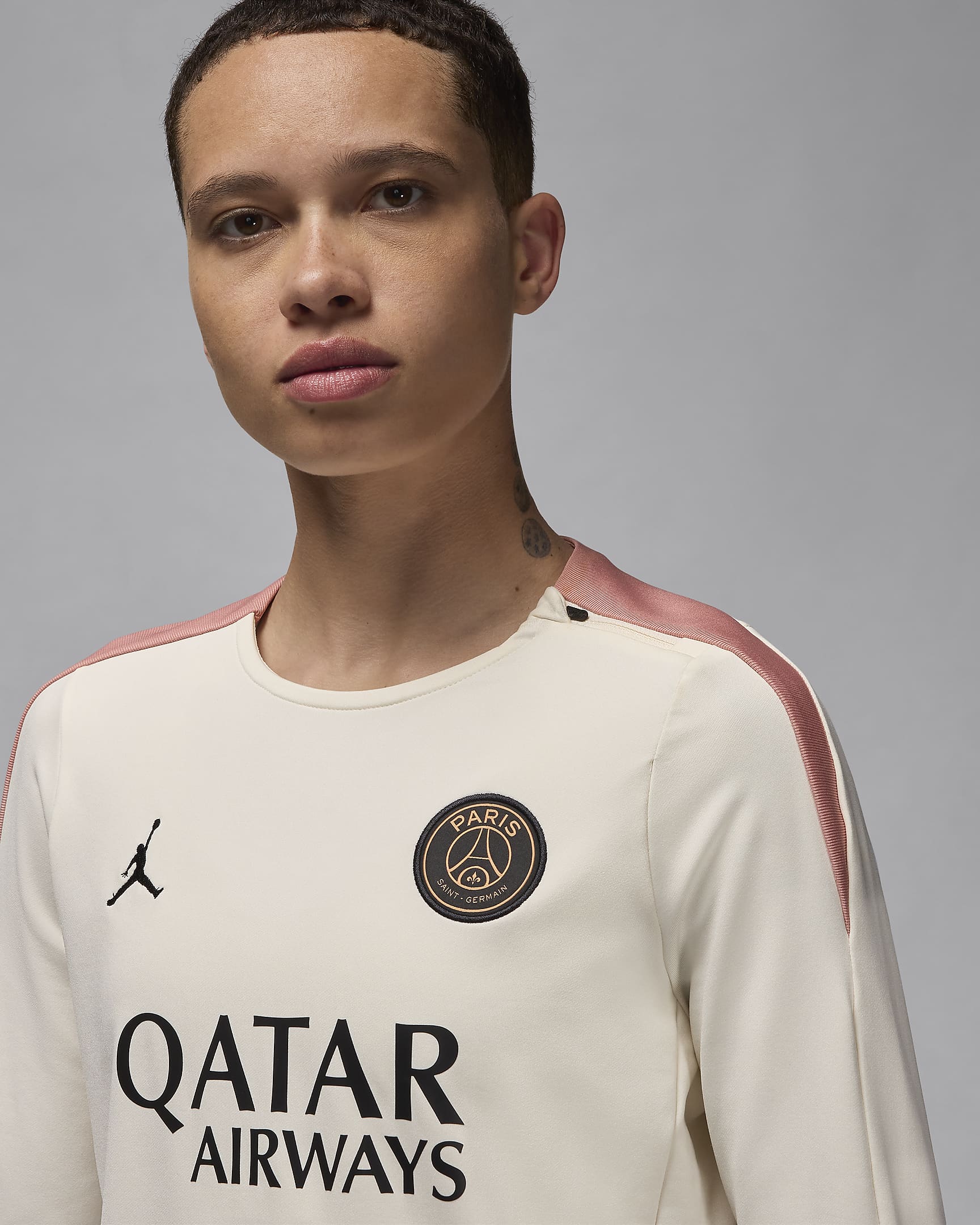 Damska dzianinowa koszulka piłkarska z półokrągłym dekoltem Jordan Dri-FIT Paris Saint-Germain Strike (wersja trzecia) - Pale Ivory/Pale Ivory/Rust Pink/Czerń