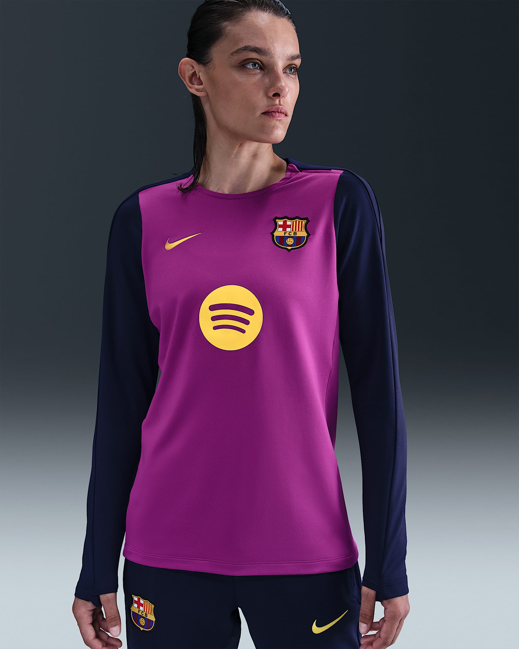 Camisola de futebol de gola redonda em malha Nike Dri-FIT Strike FC Barcelona para mulher - Roxo Vivid/Roxo Imperial/Roxo Imperial/Dourado Midwest