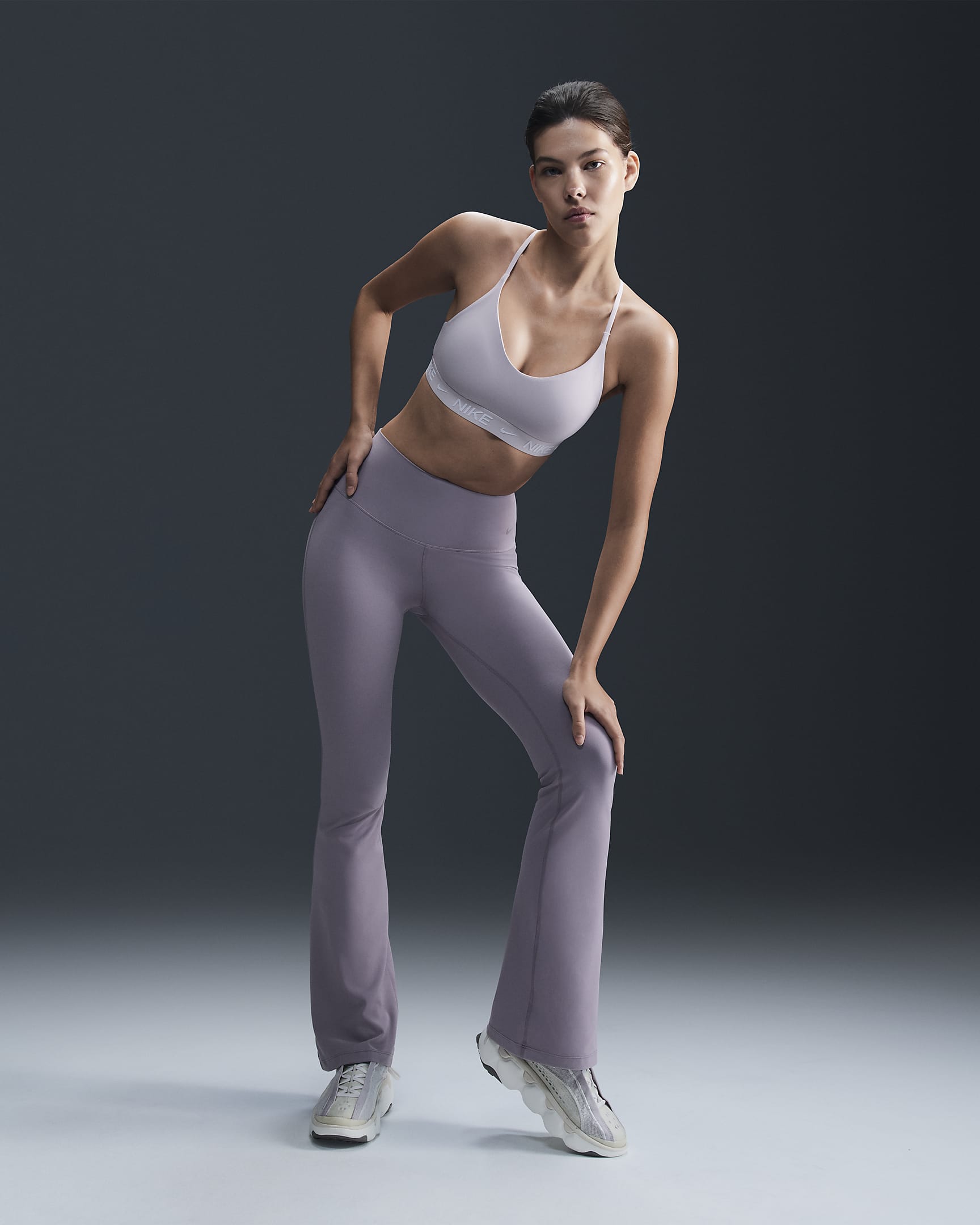 Leggings de tiro alto acampanados para mujer Nike Zenvy - Mena violeta claro/Negro