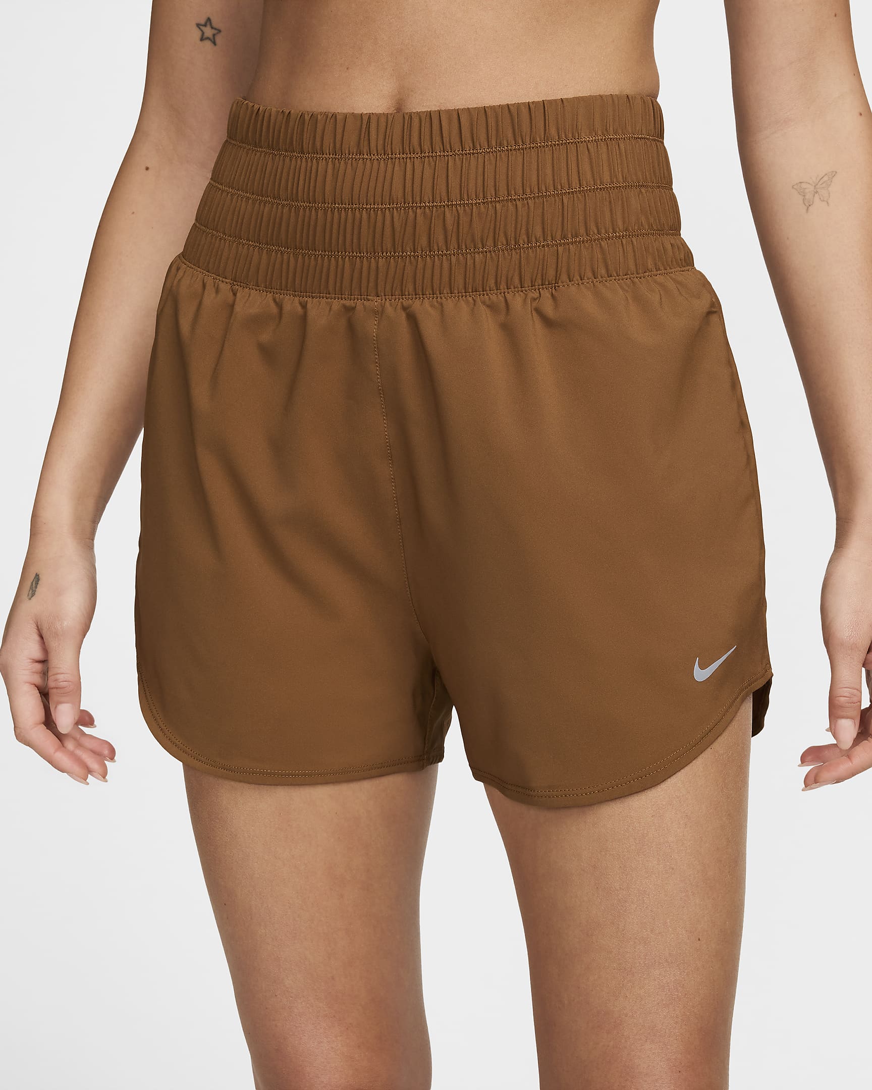 Shorts con forro de ropa interior Dri-FIT de tiro ultraalto de 8 cm para mujer Nike One - Tostado británico claro