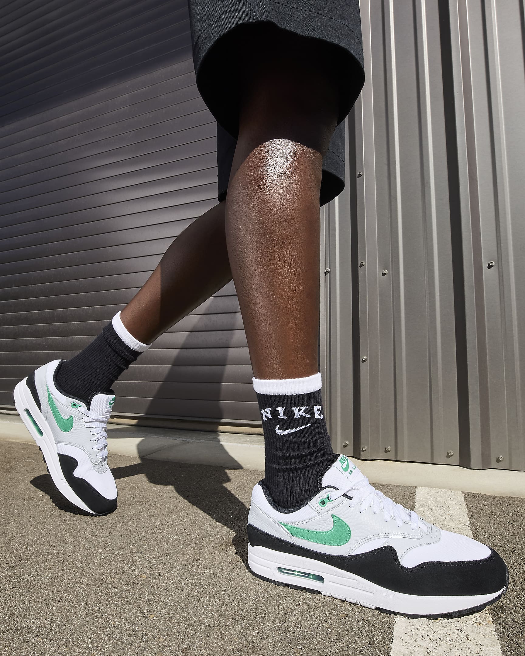 Nike Air Max 1 férficipő - Fehér/Pure Platinum/Fekete/Stadium Green