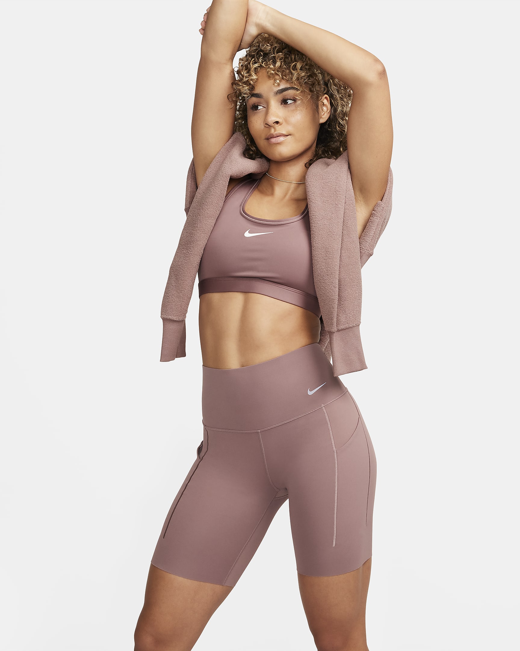 Nike Universa sykkelshorts med middels støtte, høyt liv og lommer til dame (20 cm) - Smokey Mauve/Svart