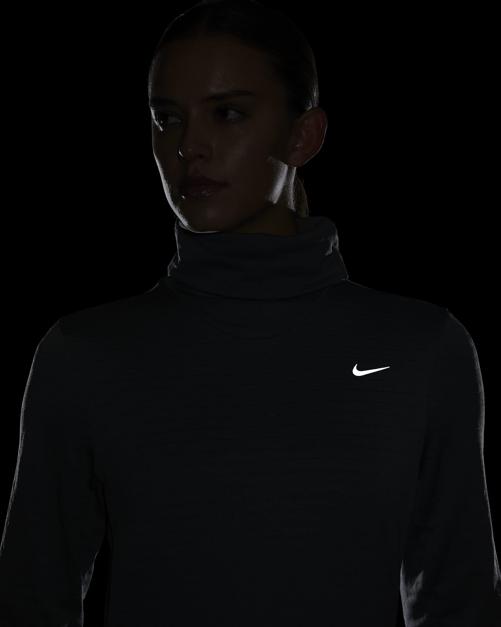 Playera de cuello de tortuga de running para mujer Nike Therma-FIT ...