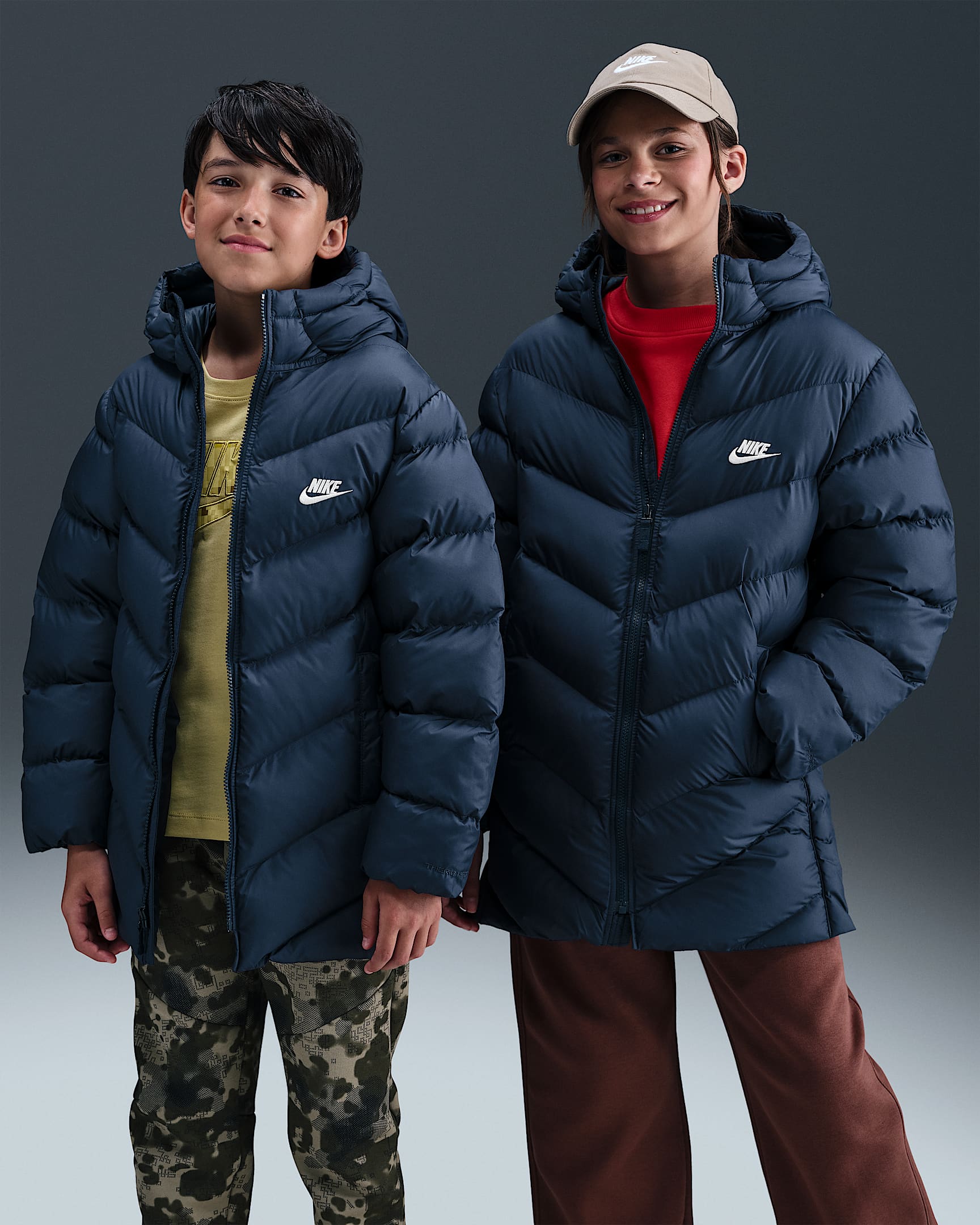 Nike Sportswear All Day Play Therma-FIT boblejakke med ledig passform til store barn - Midnight Navy/Hvit
