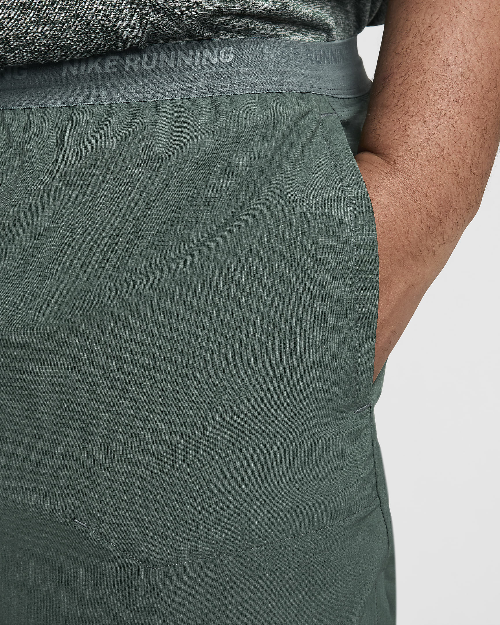 Nike Stride Dri-FIT hardloopshorts met binnenbroek voor heren (13 cm) - Vintage Green/Zwart