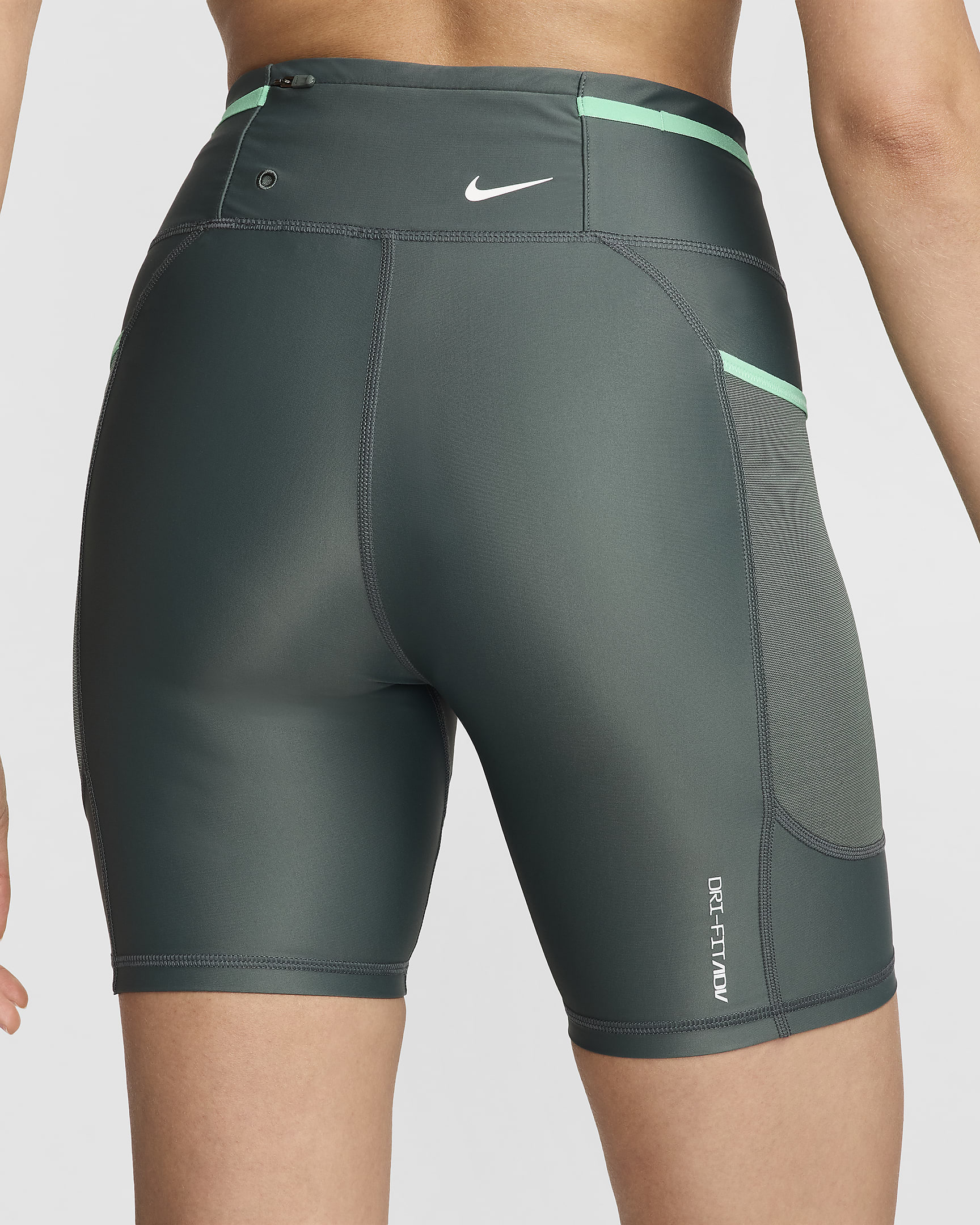 Shorts de ciclismo Dri-FIT ADV de tiro medio de 18 cm con bolsillos para mujer Nike ACG "White Rapids" - Verde vintage/Verde primavera/Blanco cumbre