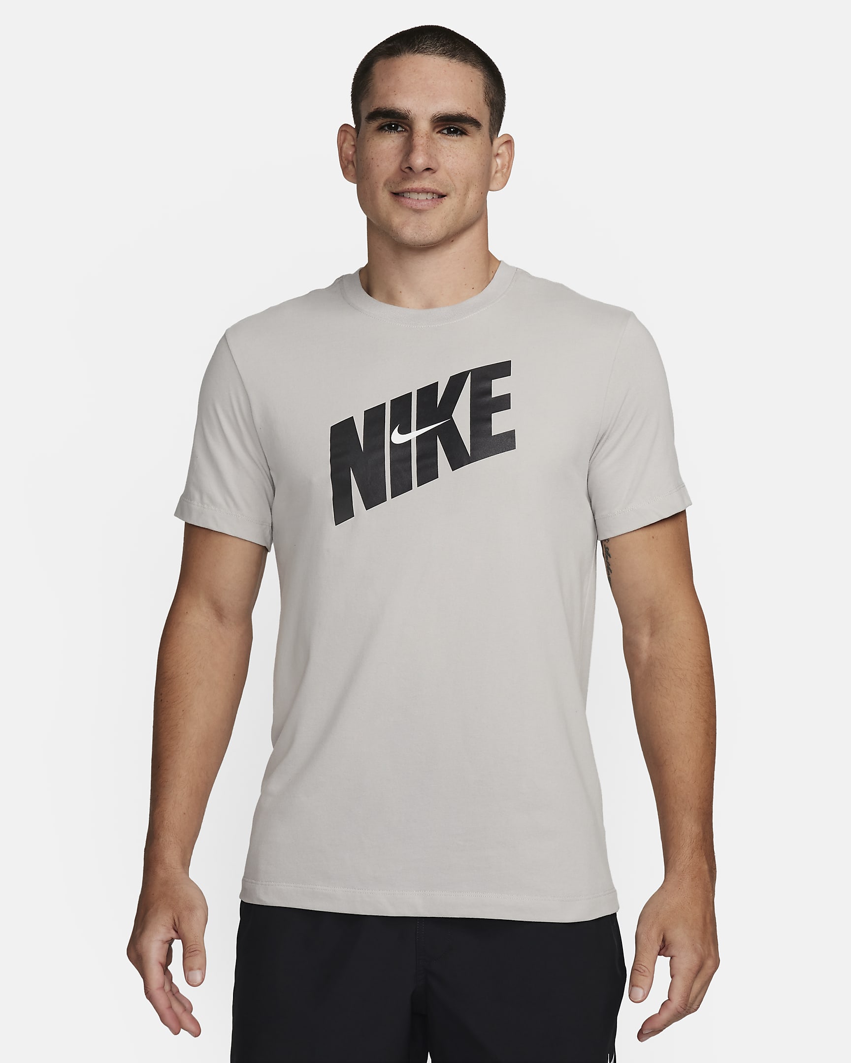 Playera de fitness Nike Dri-FIT para hombre - Mena de hierro claro