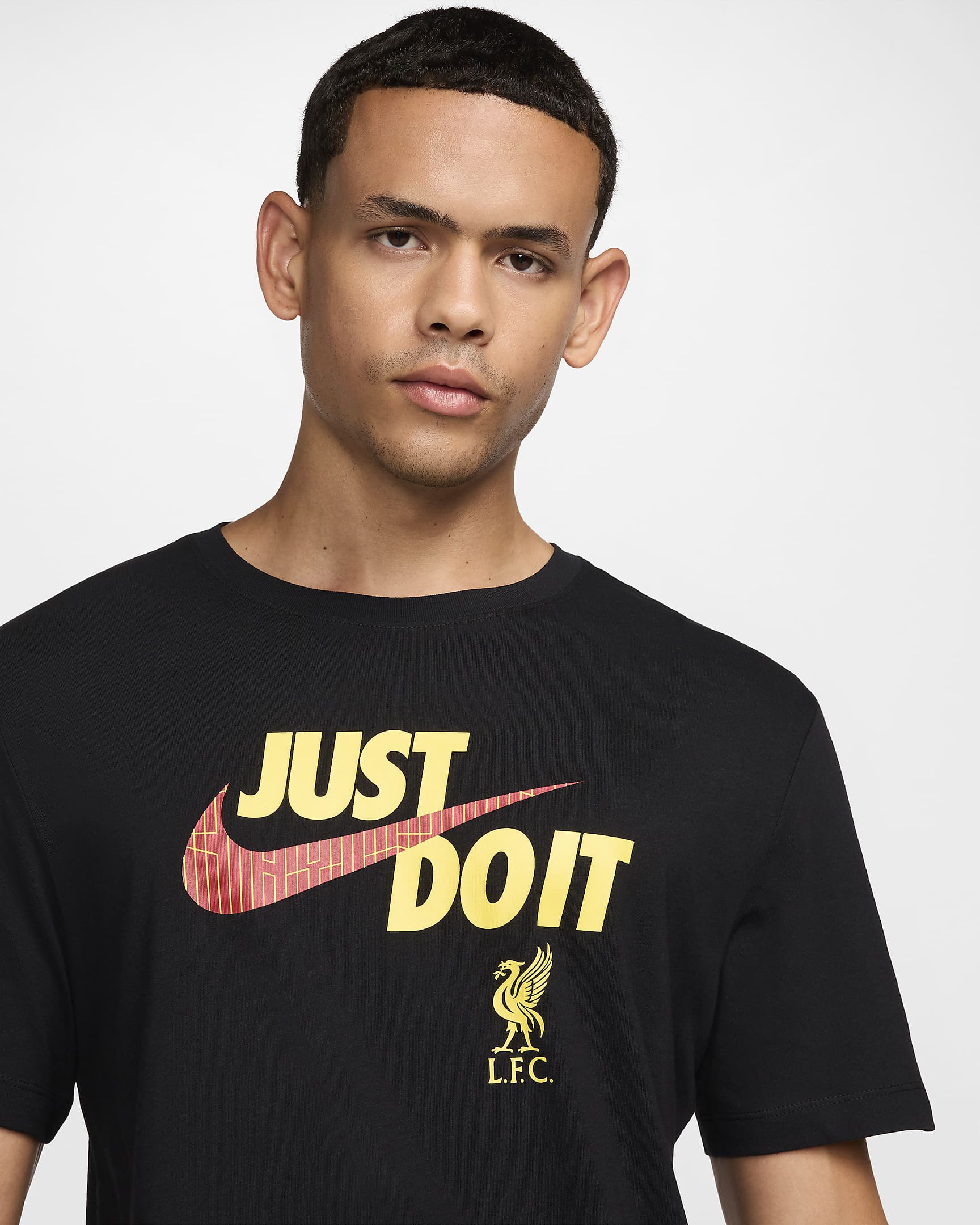 Liverpool FC 男款 Nike 足球 T 恤 - 黑色