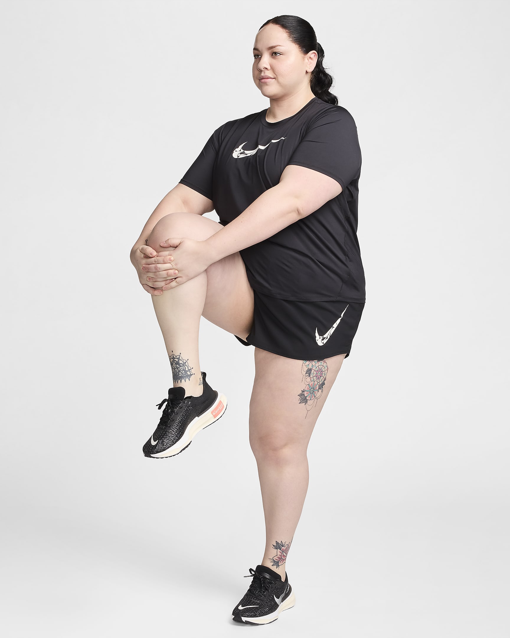 Shorts da running a vita media con slip interno Dri-FIT Nike One Swoosh (Plus size) – Donna - Nero/Bianco