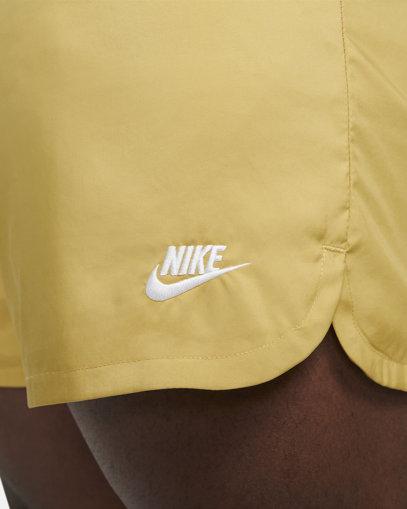 Shorts de ajuste relajado de tejido Woven forrados para hombre Nike Sportswear Sport Essentials - Oro trigo/Blanco