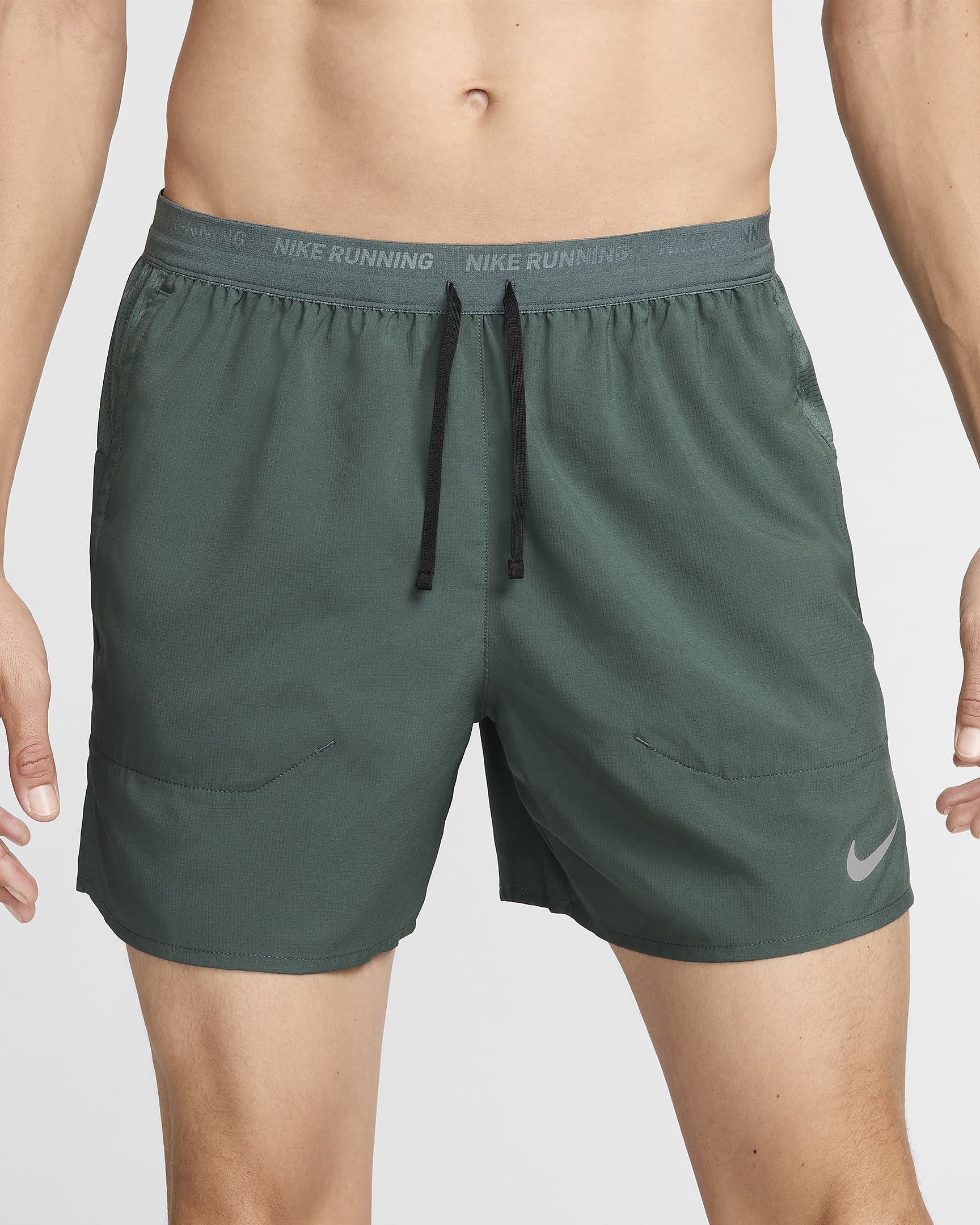 Shorts de correr Dri-FIT de 13 cm con forro de ropa interior para hombre Nike Stride - Verde vintage/Negro