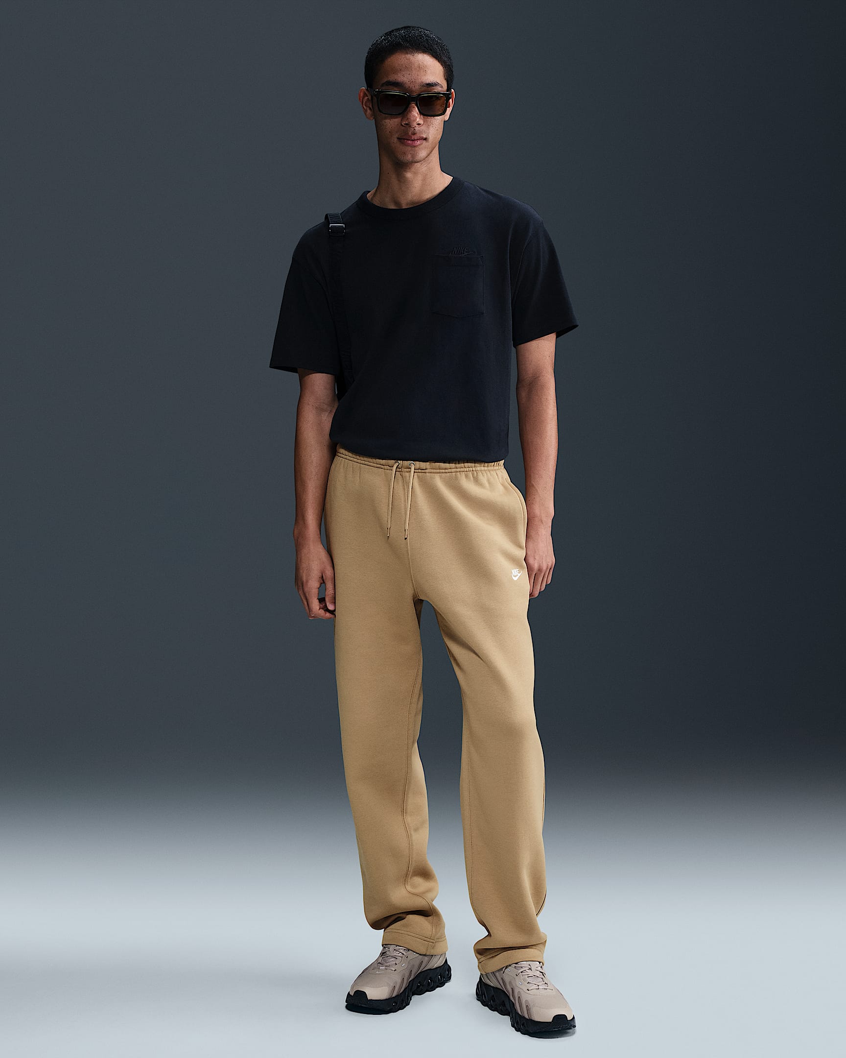 Pants de tejido Fleece con dobladillo abierto para hombre Nike Club - Beige paracaídas/Beige paracaídas/Blanco