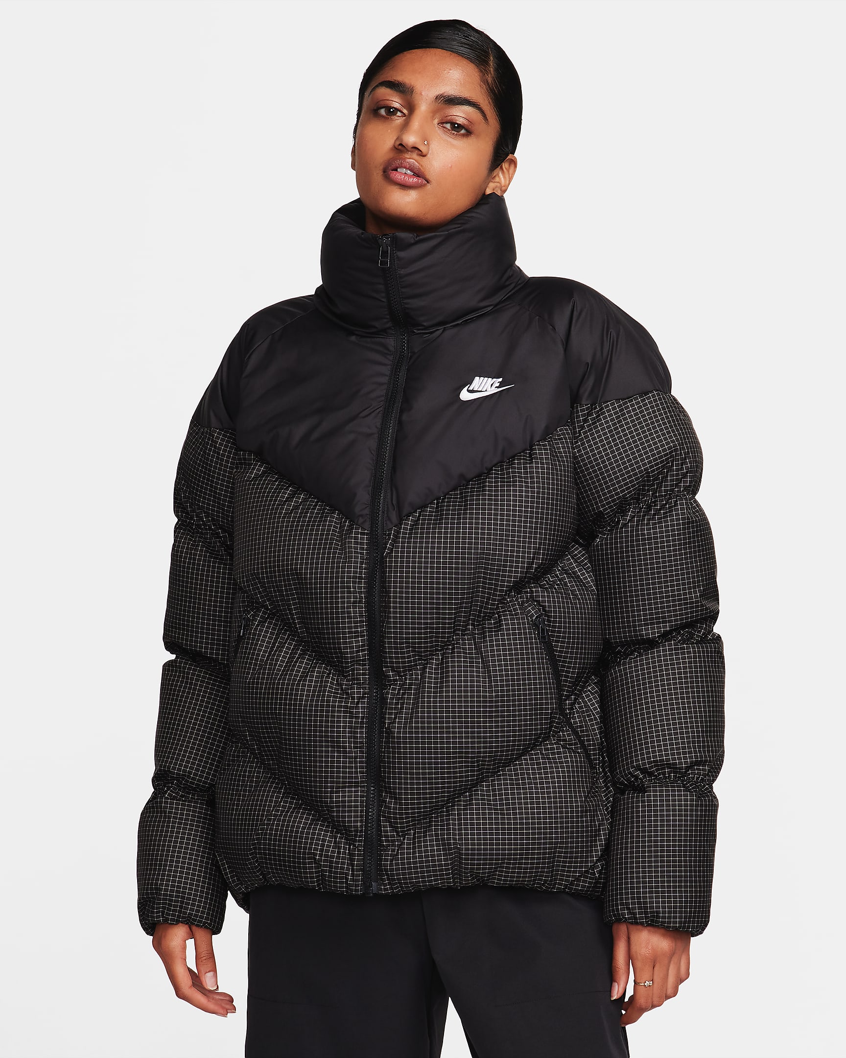 Pufferjacka Therma-FIT Nike Sportswear Windpuffer med ledig passform för kvinnor - Svart/Vit