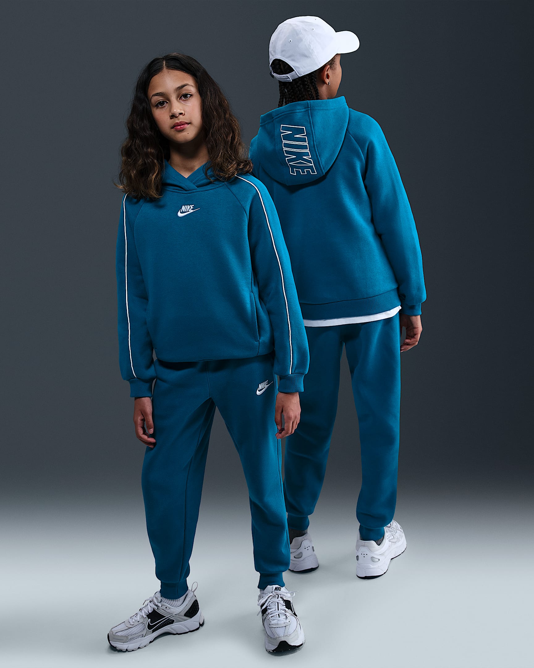 Tepláková souprava Nike Sportswear Club Fleece s kapucí pro větší děti - Green Abyss/Green Abyss/Bílá/Bílá