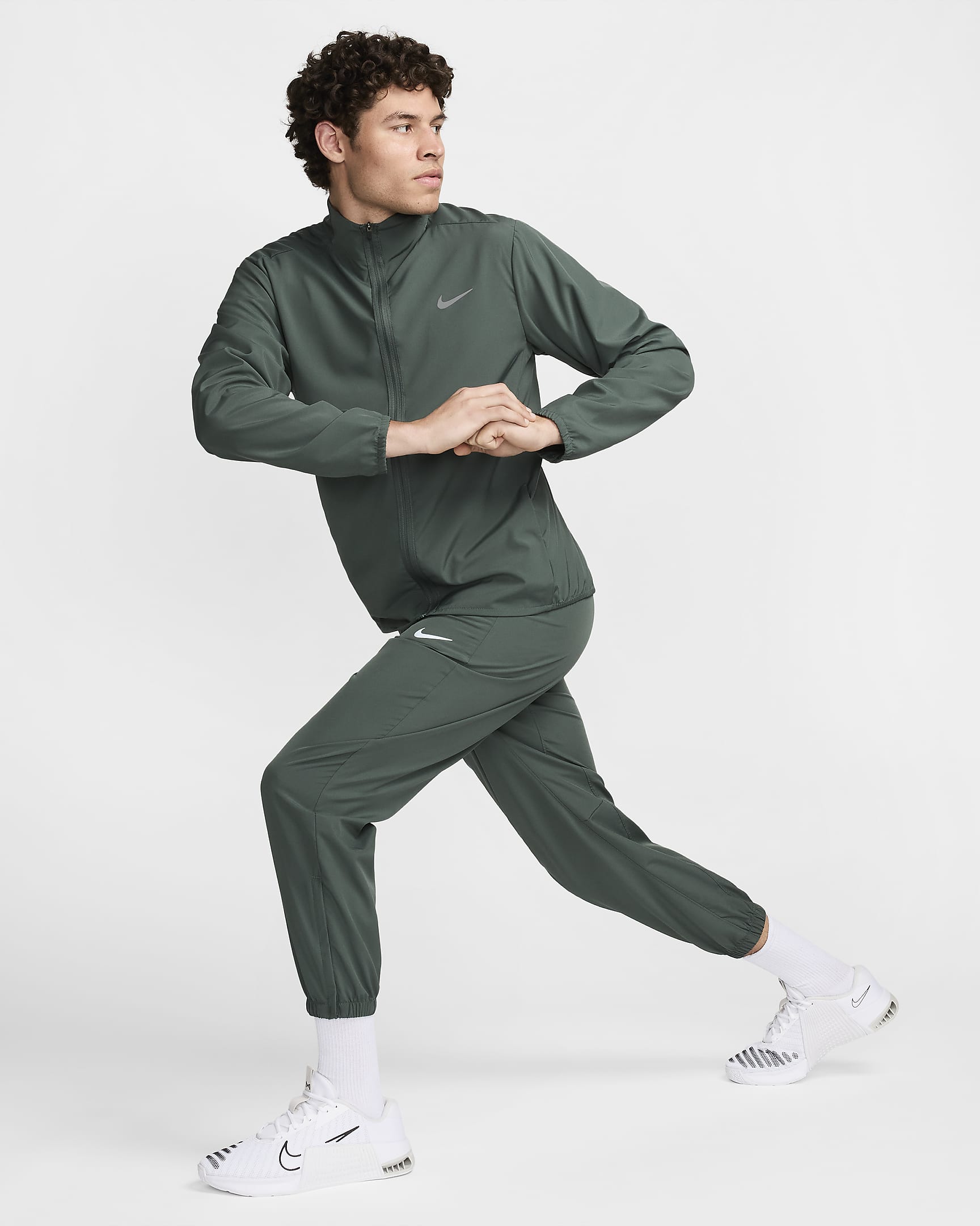 Chamarra versátil Dri-FIT para hombre Nike Form - Verde vintage