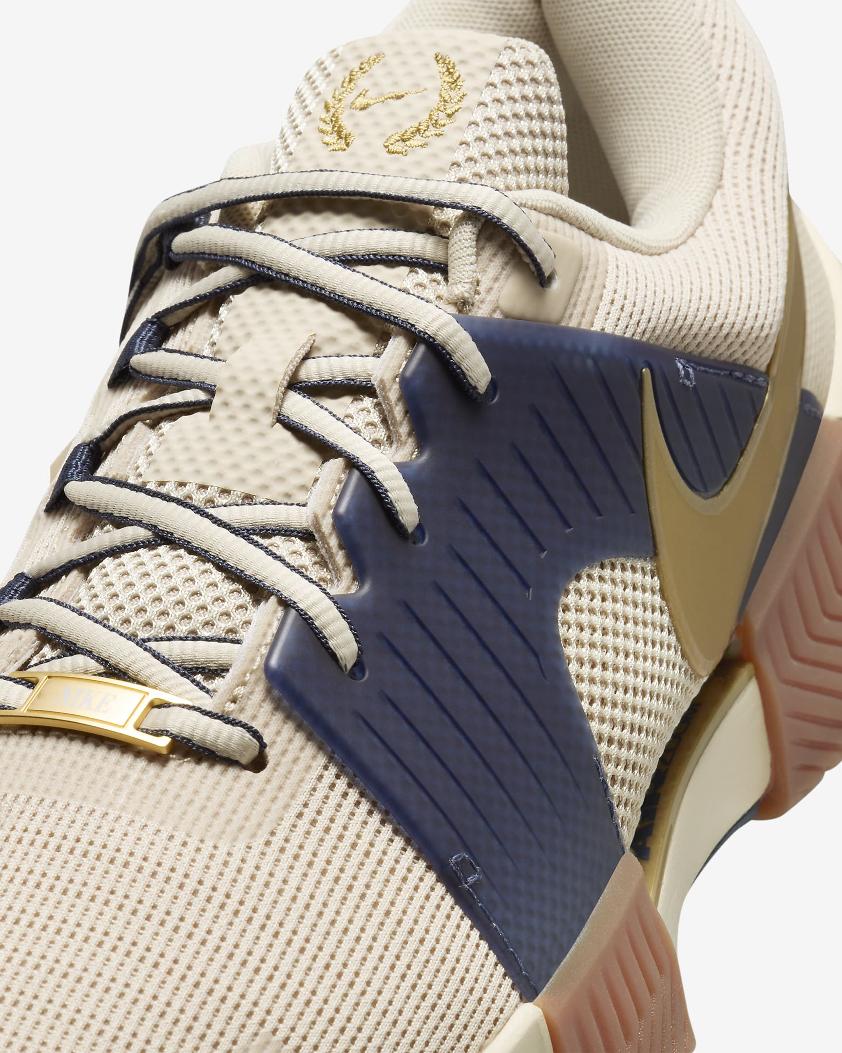 Nike GP Challenge 1 Premium hardcourt tennisschoenen voor heren - Sanddrift/Thunder Blue/Gum Medium Brown/Metallic Gold