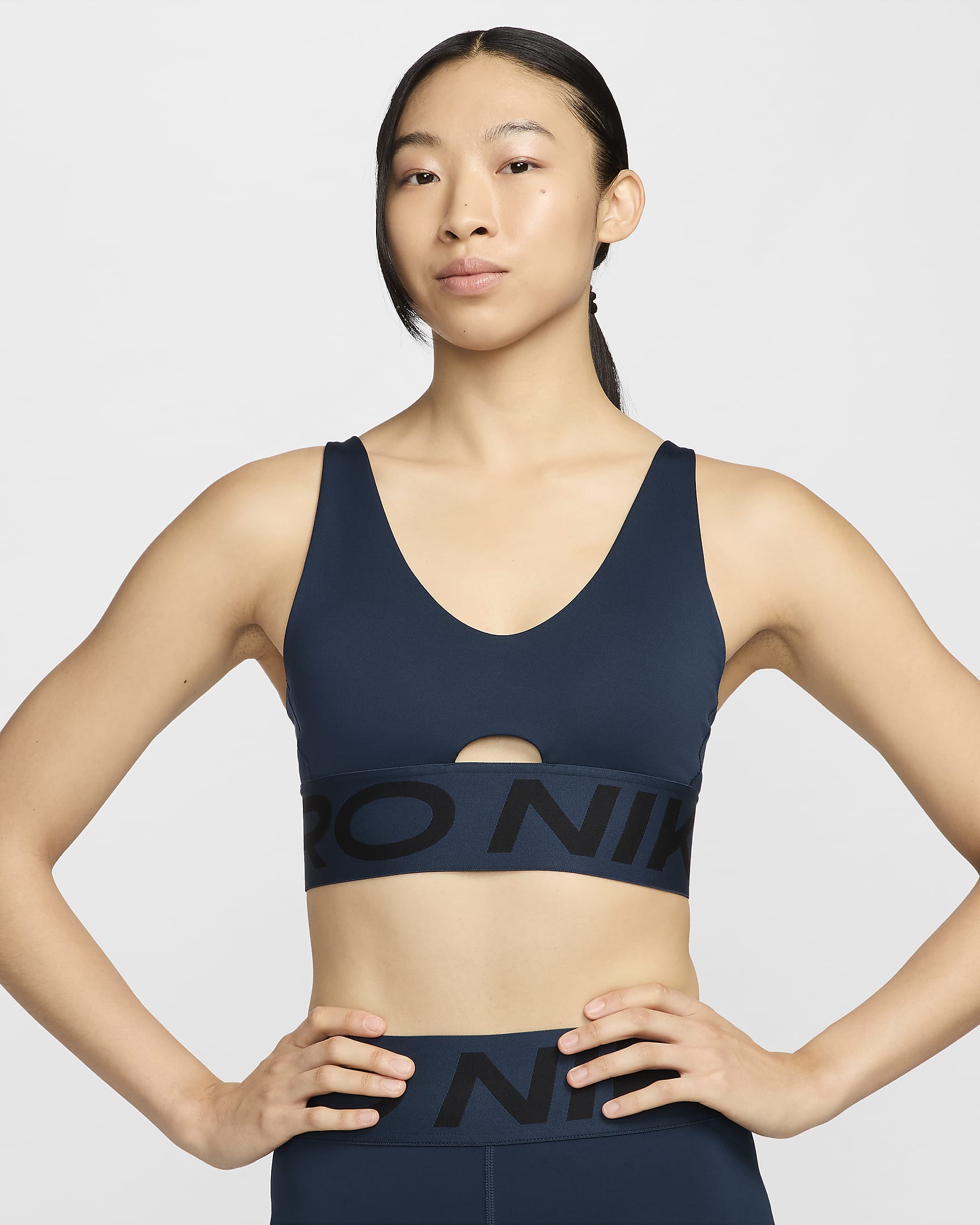 Dámská sportovní podprsenka Nike Pro Indy Plunge s vycpávkami a střední oporou - Armory Navy/Černá/Bílá